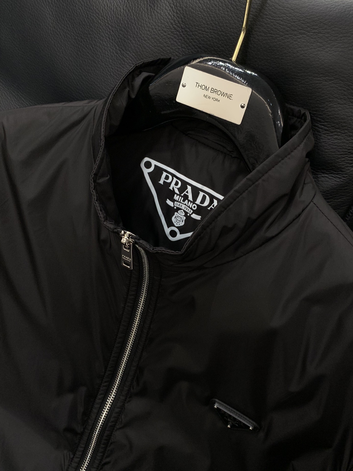 ，PRADA 普拉达，2025秋季最新品，专柜同步有售，时尚休闲➕薄棉夹克外套，进口原版面料，做工极为复