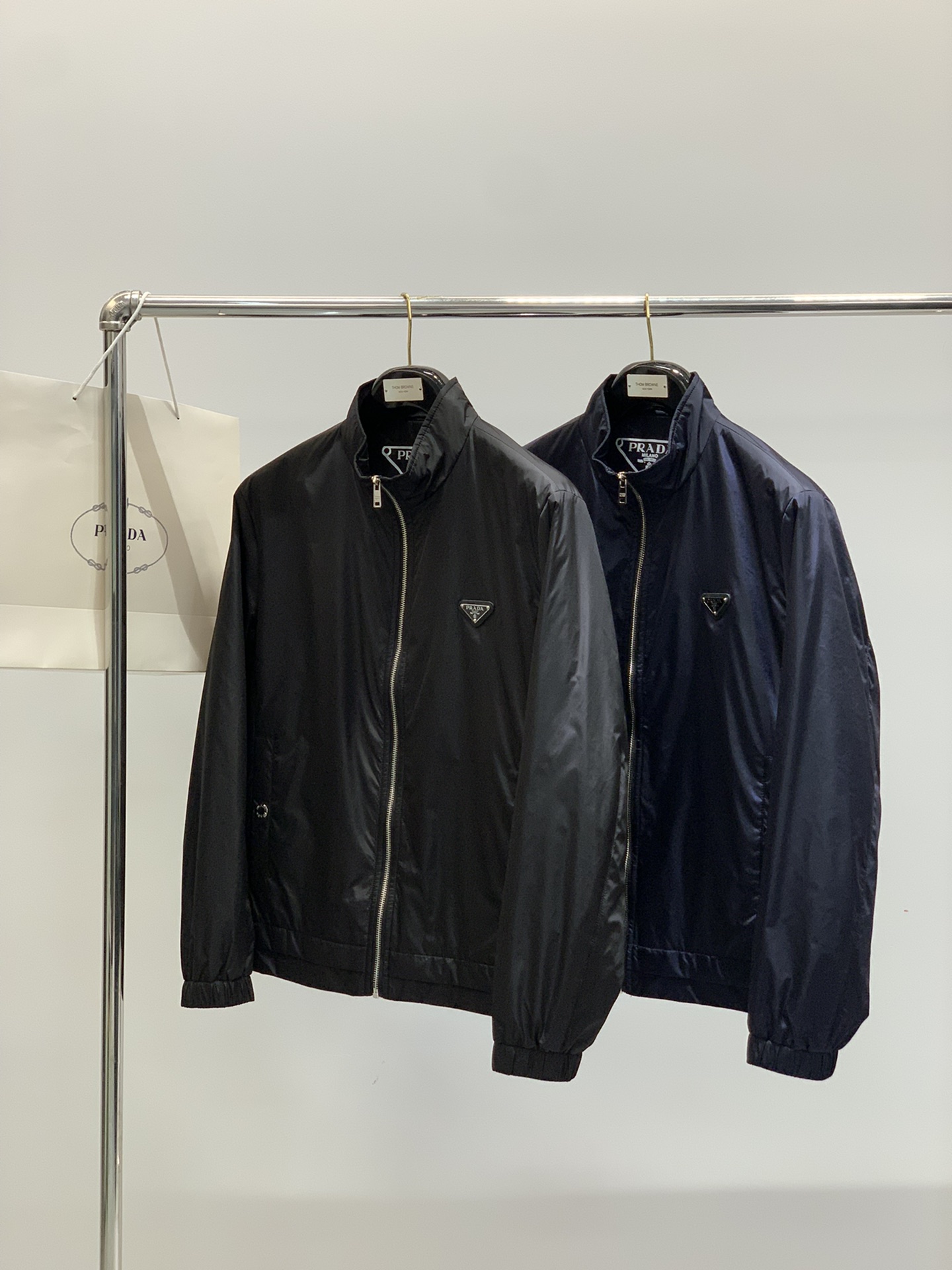 ，PRADA 普拉达，2025秋季最新品，专柜同步有售，时尚休闲➕薄棉夹克外套，进口原版面料，做工极为复
