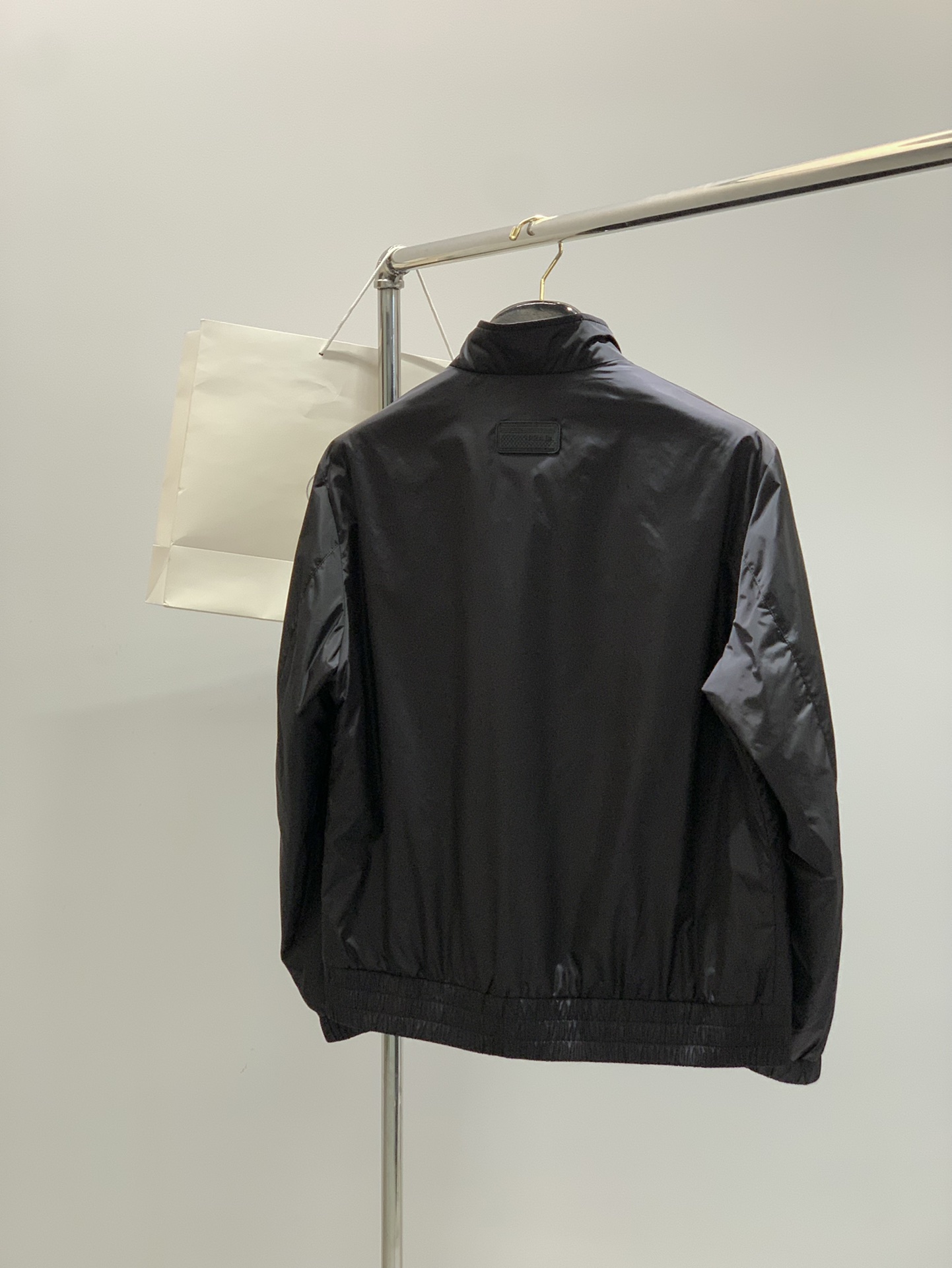 ，PRADA 普拉达，2025秋季最新品，专柜同步有售，时尚休闲➕薄棉夹克外套，进口原版面料，做工极为复