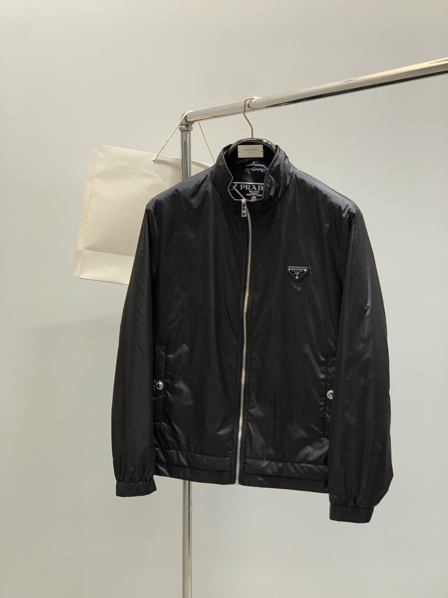 ，PRADA 普拉达，2025秋季最新品，专柜同步有售，时尚休闲➕薄棉夹克外套，进口原版面料，做工极为复