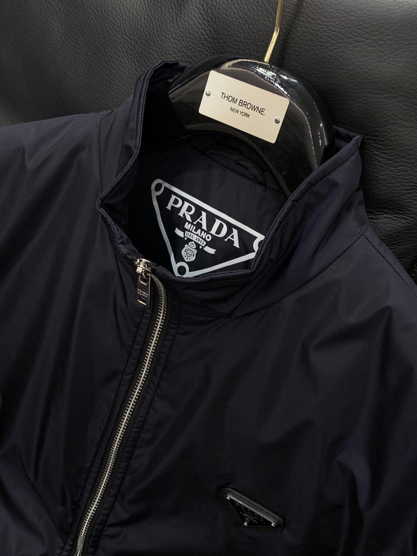 ，PRADA 普拉达，2025秋季最新品，专柜同步有售，时尚休闲➕薄棉夹克外套，进口原版面料，做工极为复
