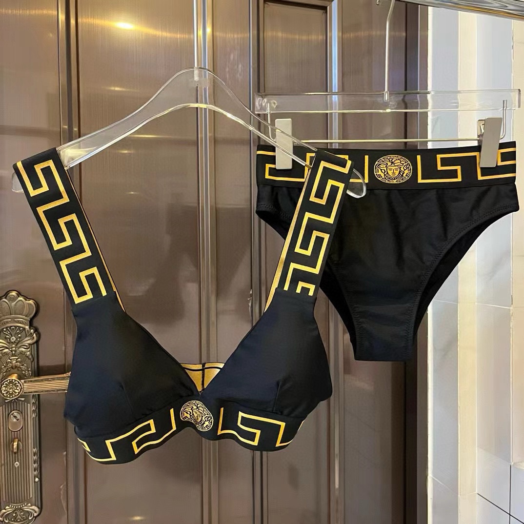 NO:377605,Versace's new bikini highly recommends!  Super temperament pattern printing brings the finishing touch to the overall look and suitable for swimsuits that are suitable for a variety of scenes♀Seaside, swimming pool, hot spring, water park, rafting can be worn inside, one-piece design covers the flesh and looks tall, and a little fleshy abdomen does not affect our beautiful S M L XL swimsuits, swimsuits, swimming trunks, bikinis19860909范思哲新款比基尼强烈推荐！超显气质 图案印花 给整体造型带来点睛之笔适合多种场景的游泳衣♀海边 游泳池 温泉 水上乐园 漂流都可以内搭也完全可以 连体设计遮肉显高挑 腹部有点肉肉也不影响咱美美的 S M L XL泳衣泳裤比基尼,泳衣，泳裤，比基尼,versace,swimsuits,bikinis,accessory