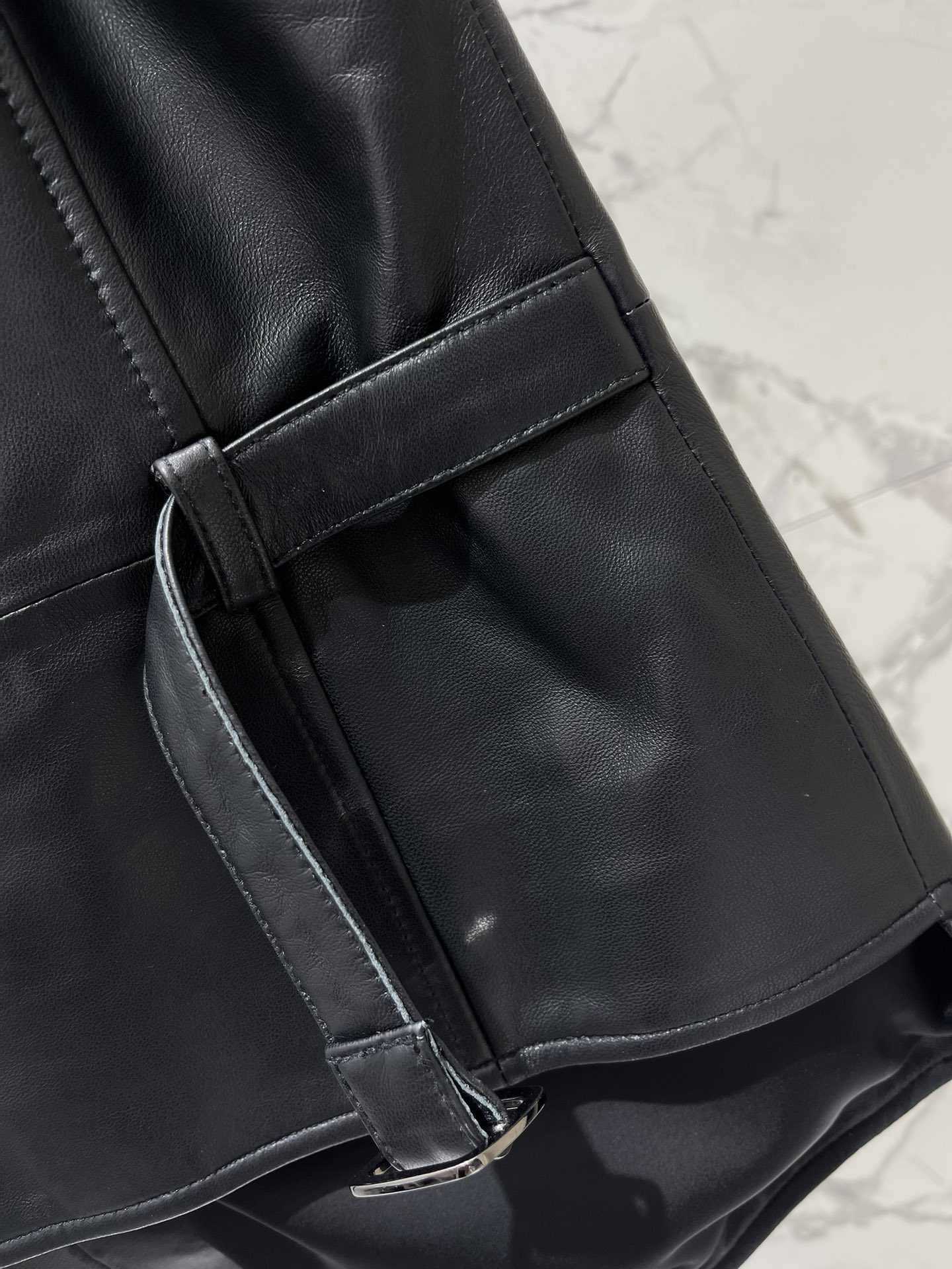Bottega Veneta Lambskin Leather Vest - Vintage V-Neck, Soft & Stylish 8 i1756719471 1499 5