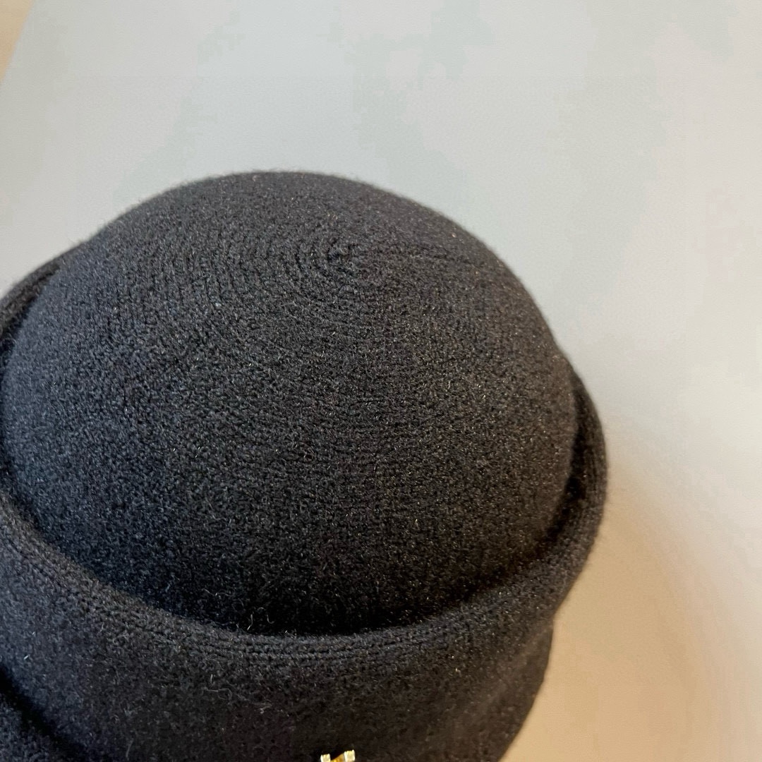 🆕

ysl圣罗兰新款羊毛卷边盆帽，不规则剪裁设计，头围57cm
