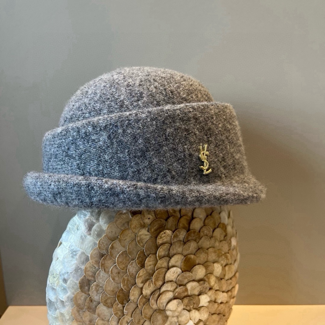 🆕

ysl圣罗兰新款羊毛卷边盆帽，不规则剪裁设计，头围57cm
