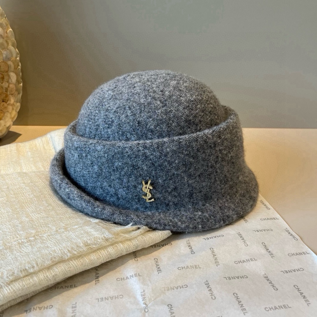 🆕

ysl圣罗兰新款羊毛卷边盆帽，不规则剪裁设计，头围57cm
