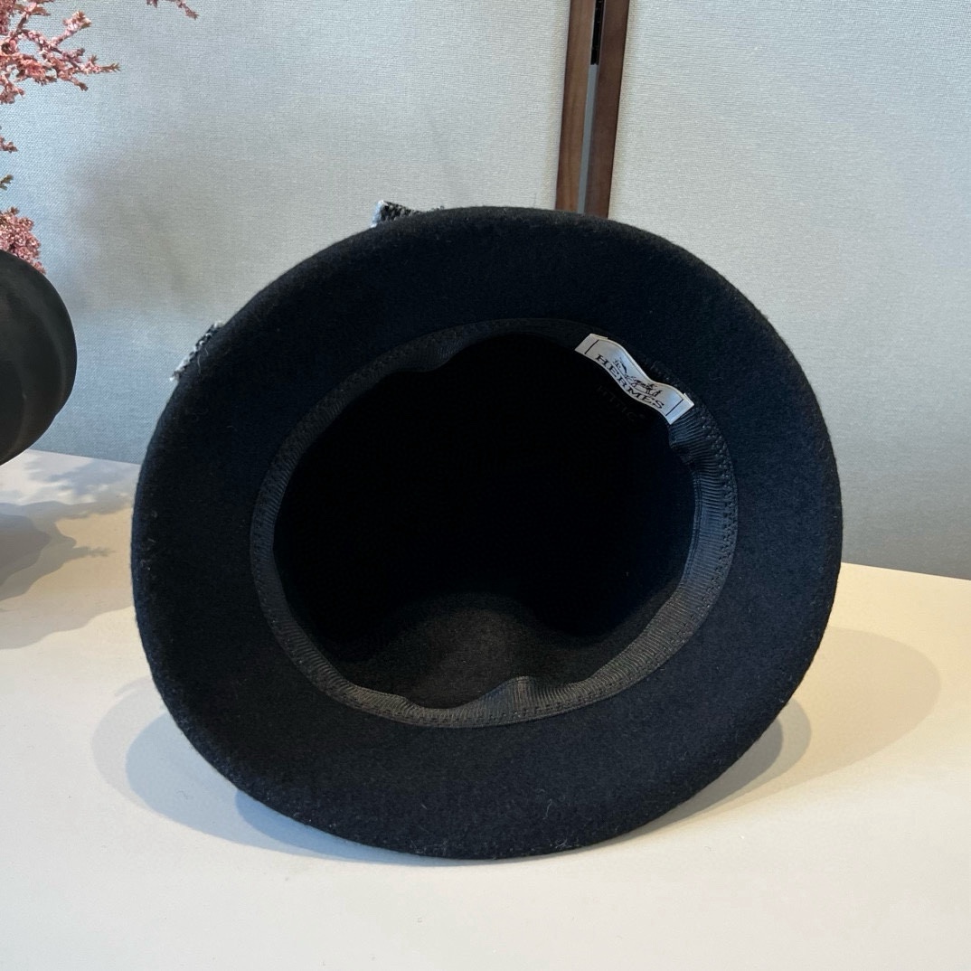 🆕

爱马仕新款羊毛卷边盆帽，不规则剪裁设计，头围57cm
