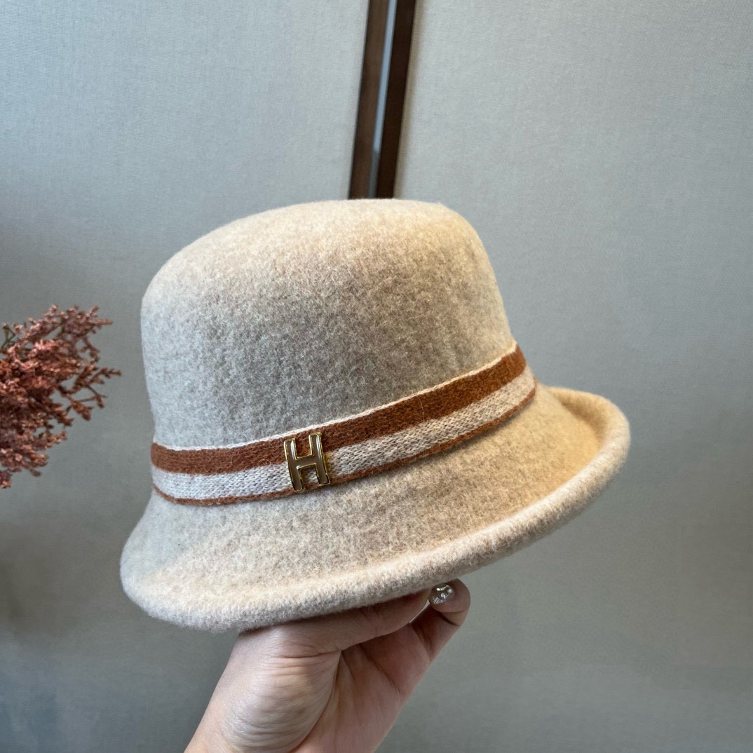 🆕

爱马仕新款羊毛卷边盆帽，不规则剪裁设计，头围57cm
