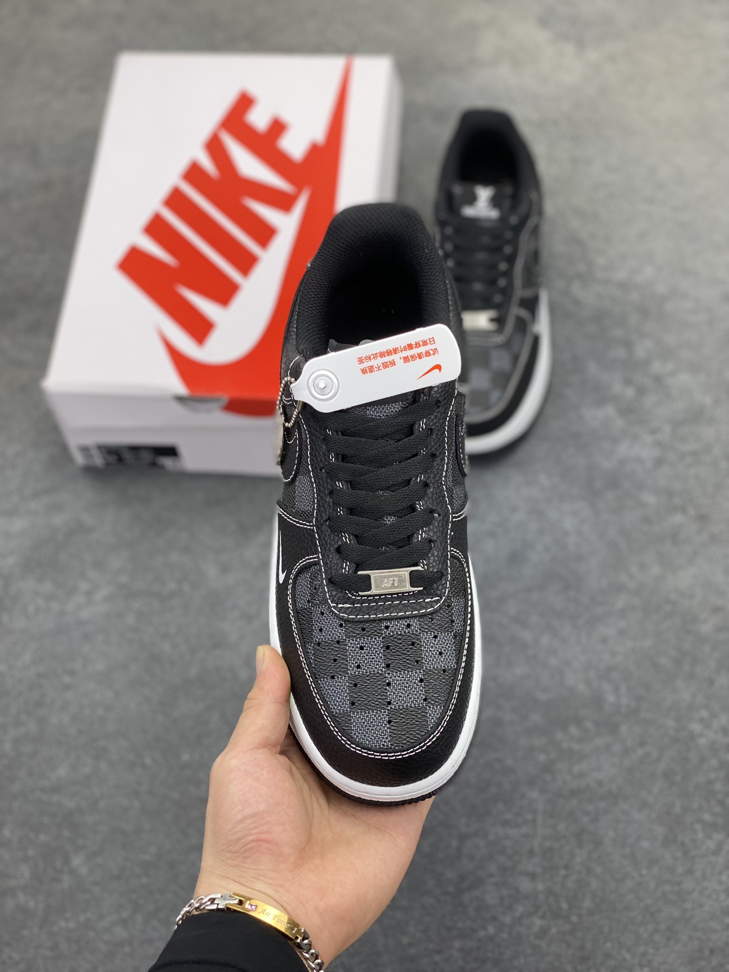图片[2]-NIke Air Force 1 \’07 Low “LV联名——方格黑荔纹”空军一号 低帮 运动鞋 休闲鞋 折边针车 工艺难度大 原楦头原纸板 原装鞋盒 定制五金配件 内置全掌气垫 原厂鞋底 货号：CZ3986-001 尺码：36 36.5 37.5 38 38.5 39 40 40.5 41 42 42.5 43 44 44.5 45-选品中心