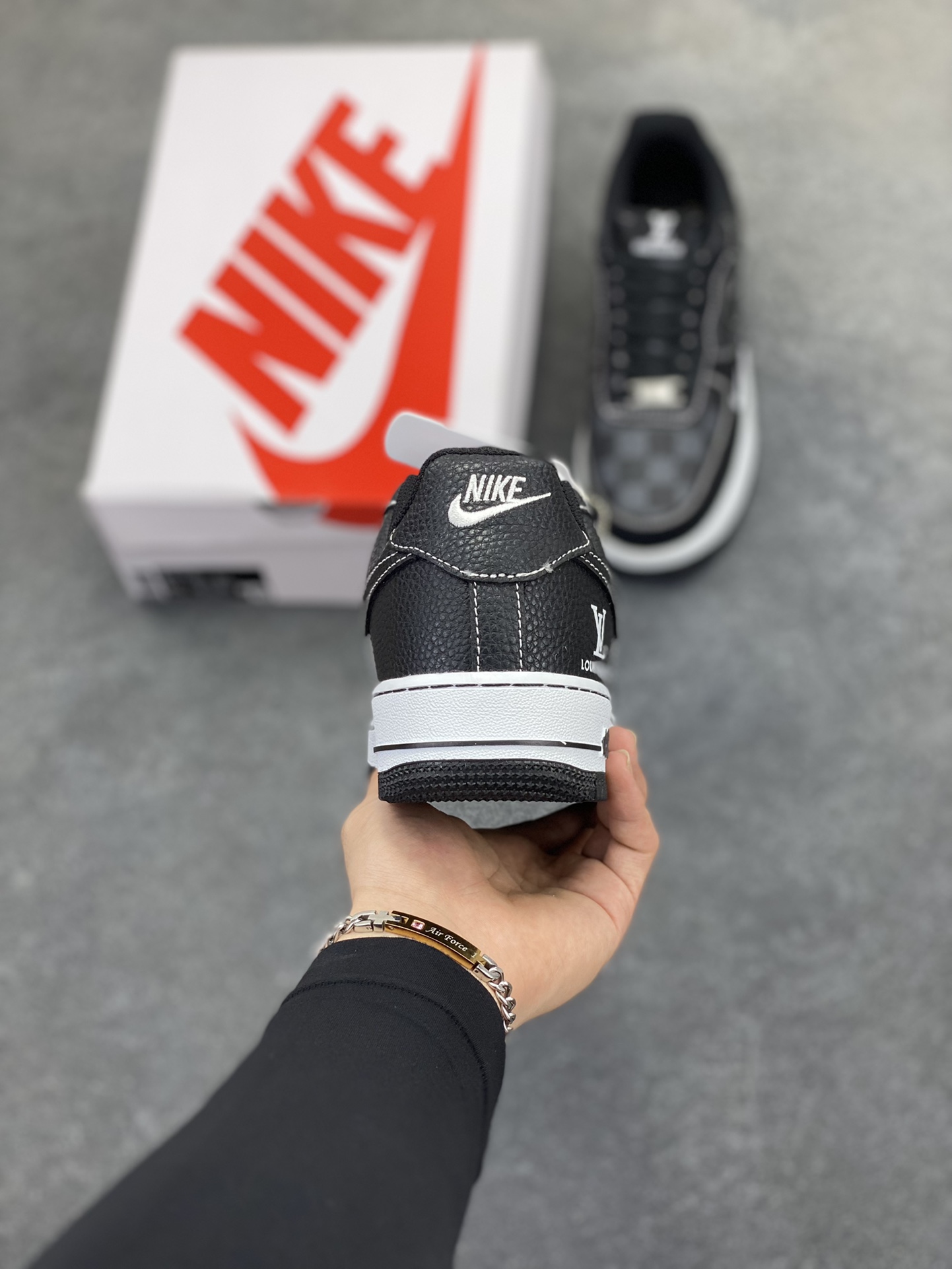 图片[4]-NIke Air Force 1 \’07 Low “LV联名——方格黑荔纹”空军一号 低帮 运动鞋 休闲鞋 折边针车 工艺难度大 原楦头原纸板 原装鞋盒 定制五金配件 内置全掌气垫 原厂鞋底 货号：CZ3986-001 尺码：36 36.5 37.5 38 38.5 39 40 40.5 41 42 42.5 43 44 44.5 45-选品中心