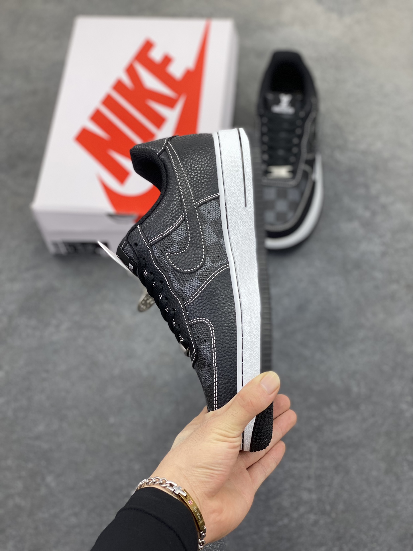 图片[3]-NIke Air Force 1 \’07 Low “LV联名——方格黑荔纹”空军一号 低帮 运动鞋 休闲鞋 折边针车 工艺难度大 原楦头原纸板 原装鞋盒 定制五金配件 内置全掌气垫 原厂鞋底 货号：CZ3986-001 尺码：36 36.5 37.5 38 38.5 39 40 40.5 41 42 42.5 43 44 44.5 45-选品中心