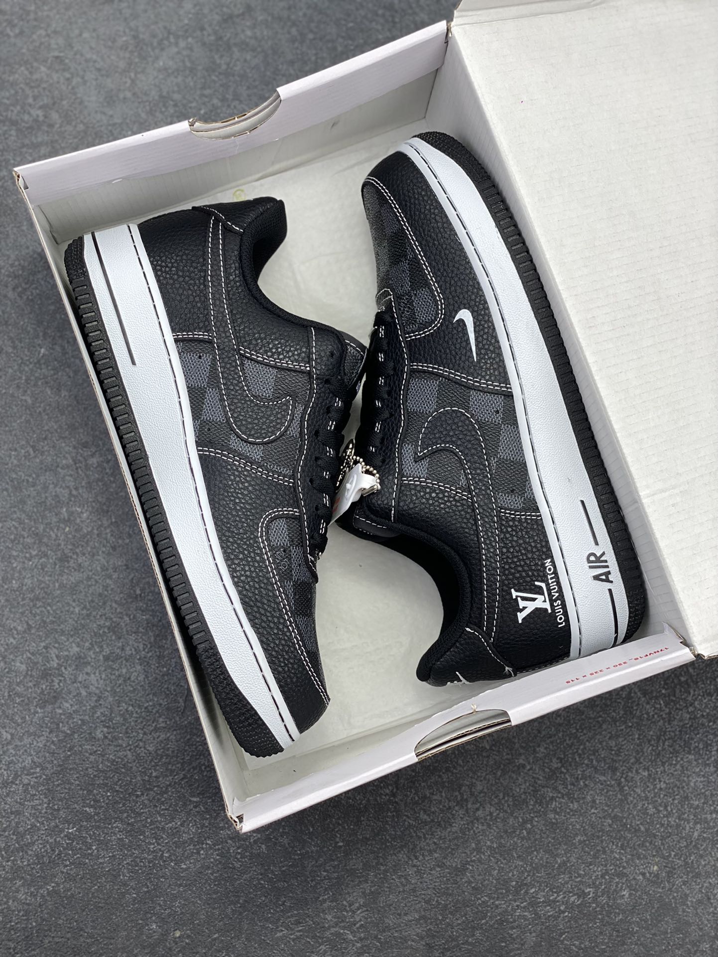 图片[9]-NIke Air Force 1 \’07 Low “LV联名——方格黑荔纹”空军一号 低帮 运动鞋 休闲鞋 折边针车 工艺难度大 原楦头原纸板 原装鞋盒 定制五金配件 内置全掌气垫 原厂鞋底 货号：CZ3986-001 尺码：36 36.5 37.5 38 38.5 39 40 40.5 41 42 42.5 43 44 44.5 45-选品中心