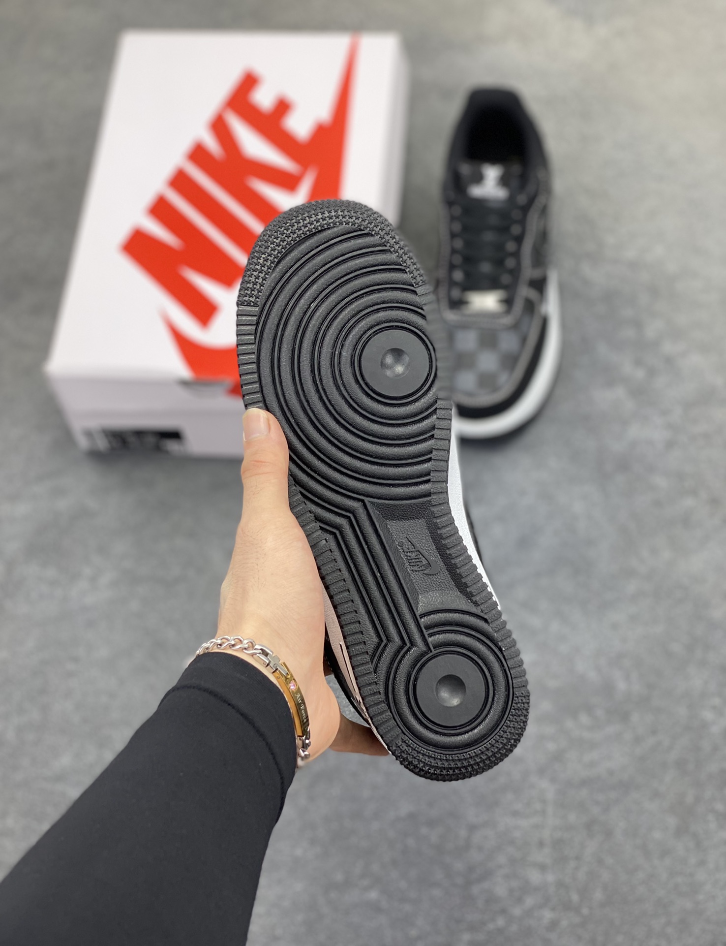图片[5]-NIke Air Force 1 \’07 Low “LV联名——方格黑荔纹”空军一号 低帮 运动鞋 休闲鞋 折边针车 工艺难度大 原楦头原纸板 原装鞋盒 定制五金配件 内置全掌气垫 原厂鞋底 货号：CZ3986-001 尺码：36 36.5 37.5 38 38.5 39 40 40.5 41 42 42.5 43 44 44.5 45-选品中心