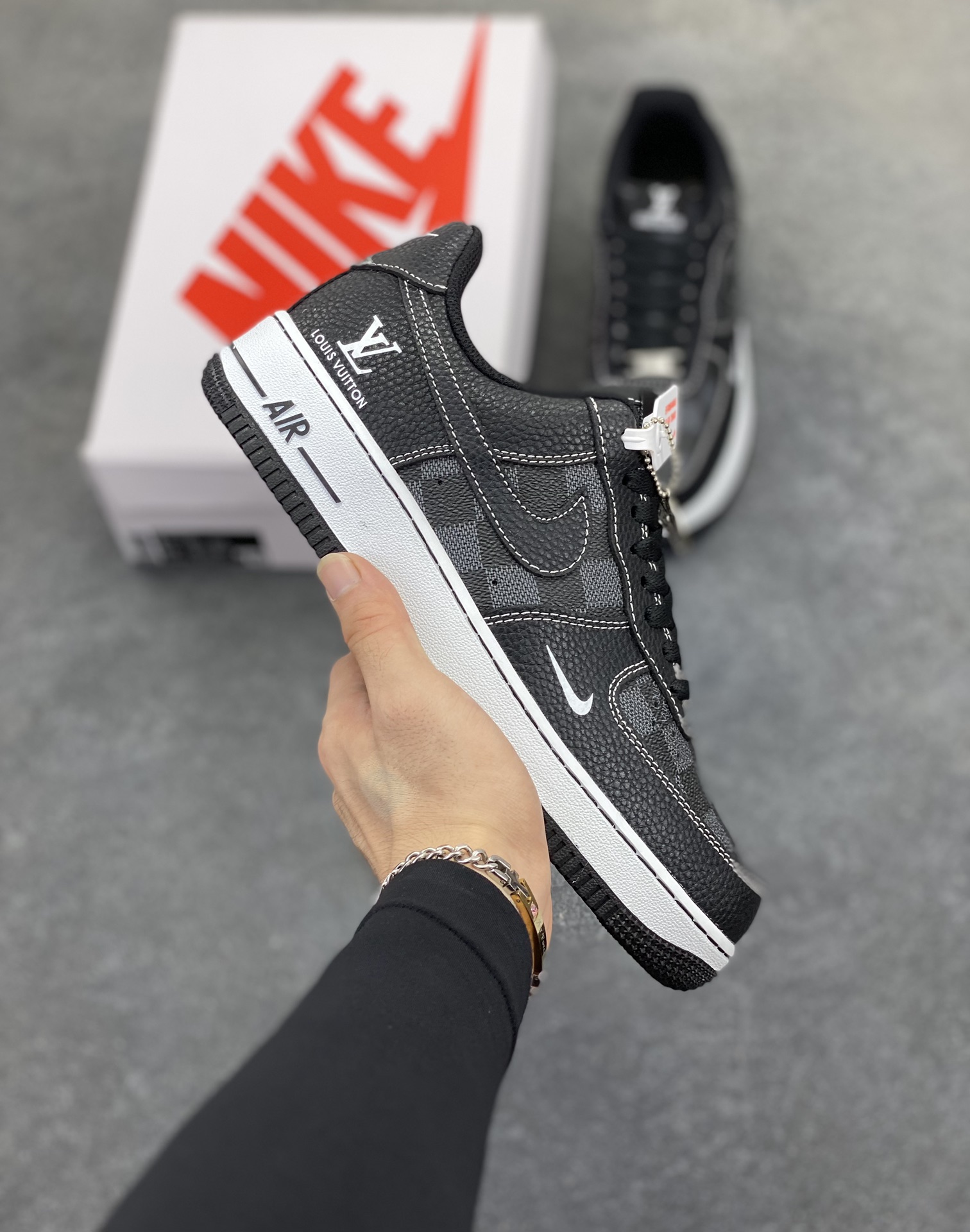 NIke Air Force 1 \'07 Low “LV联名——方格黑荔纹”空军一号 低帮 运动鞋 休闲鞋 折边针车 工艺难度大 原楦头原纸板 原装鞋盒 定制五金配件 内置全掌气垫 原厂鞋底 货号：CZ3986-001 尺码：36 36.5 37.5 38 38.5 39 40 40.5 41 42 42.5 43 44 44.5 45-选品中心