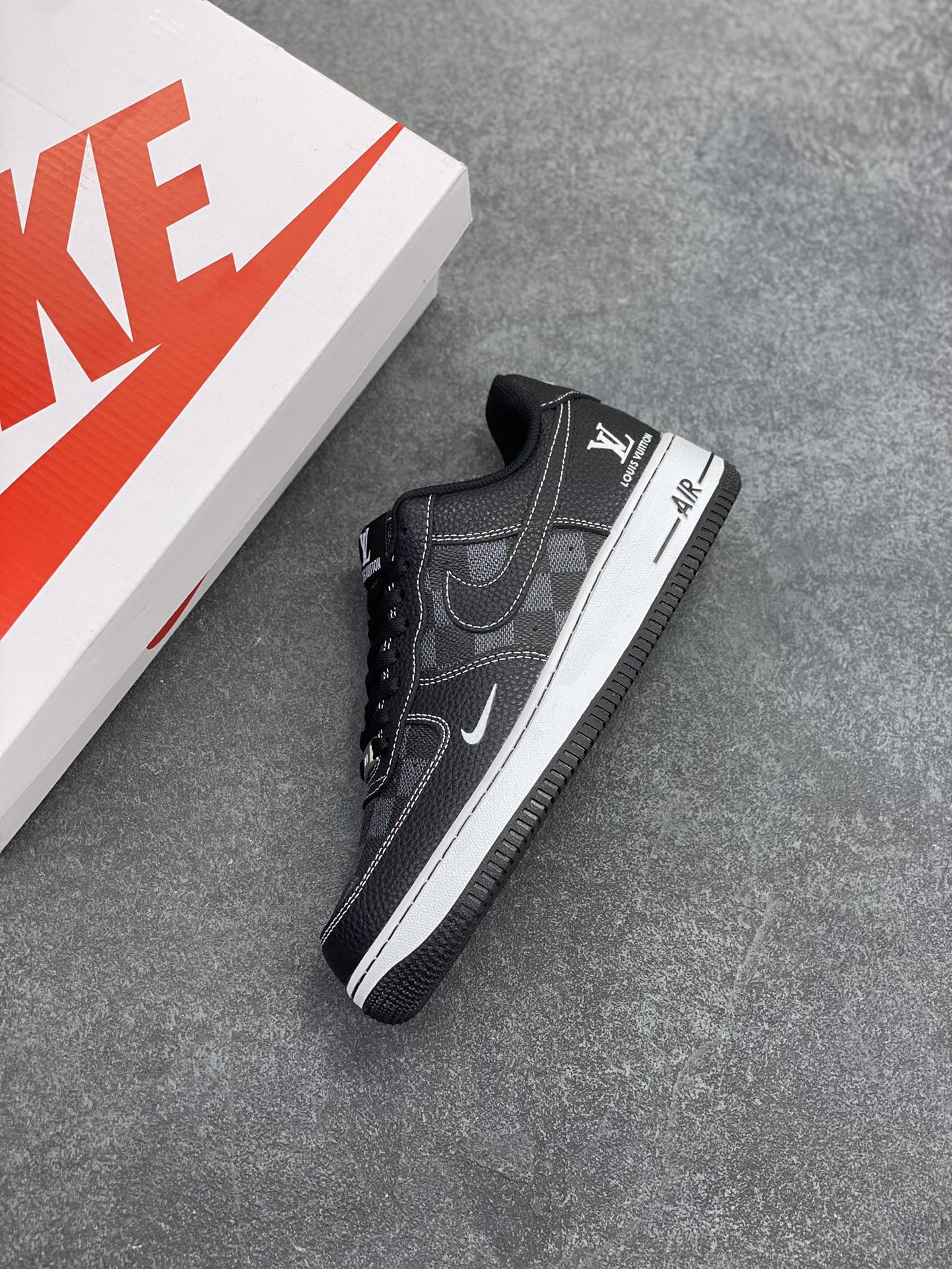 图片[7]-NIke Air Force 1 \’07 Low “LV联名——方格黑荔纹”空军一号 低帮 运动鞋 休闲鞋 折边针车 工艺难度大 原楦头原纸板 原装鞋盒 定制五金配件 内置全掌气垫 原厂鞋底 货号：CZ3986-001 尺码：36 36.5 37.5 38 38.5 39 40 40.5 41 42 42.5 43 44 44.5 45-选品中心