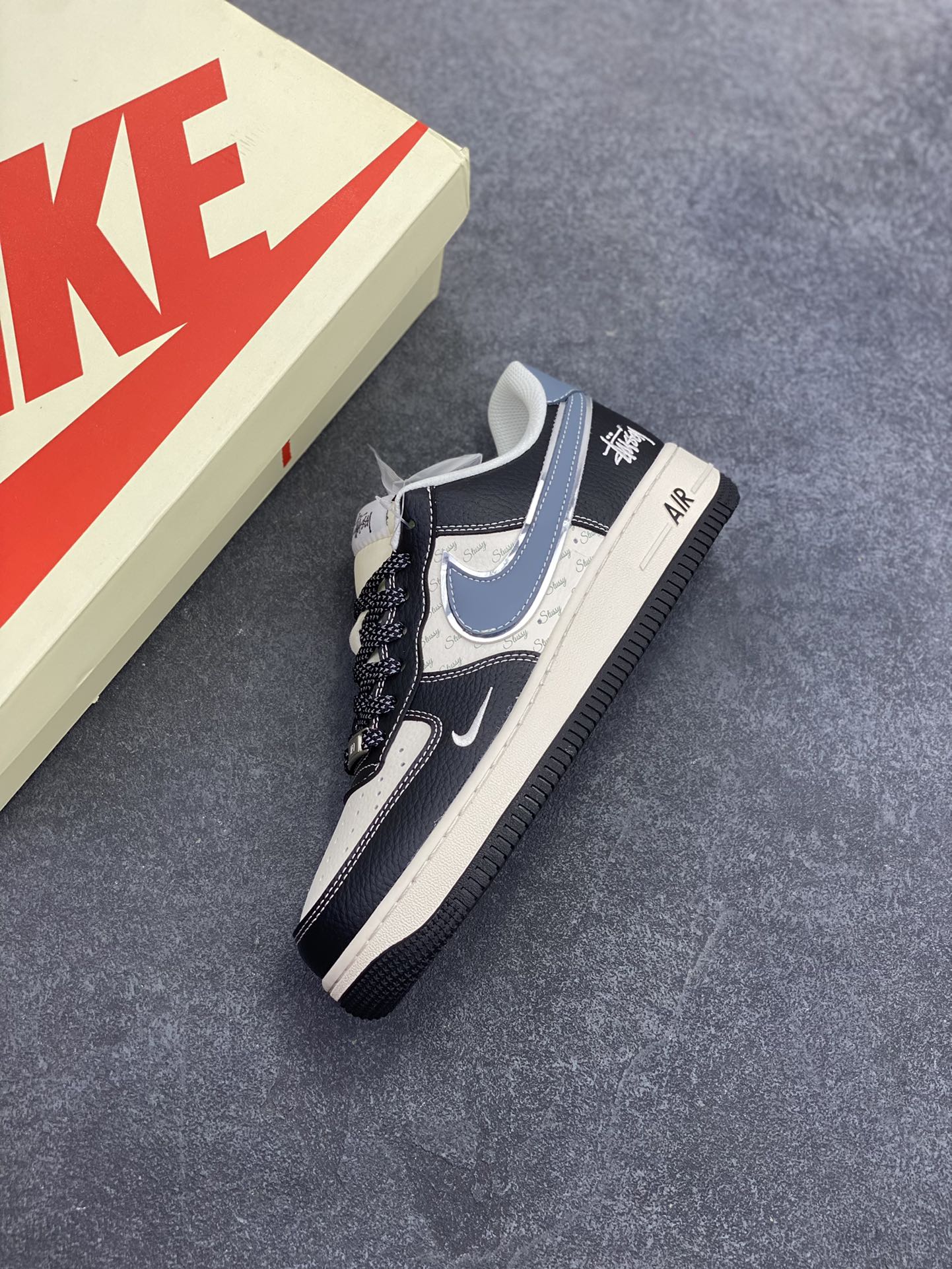 图片[7]-NIke Air Force 1 \’07 Low “斯图西联名——灰蓝黑荔纹”空军一号 低帮 运动鞋 休闲鞋 折边针车 工艺难度大 原楦头原纸板 原装鞋盒 定制五金配件 内置全掌气垫 原厂鞋底 货号：XZ6188-199 尺码：36 36.5 37.5 38 38.5 39 40 40.5 41 42 42.5 43 44 44.5 45-选品中心