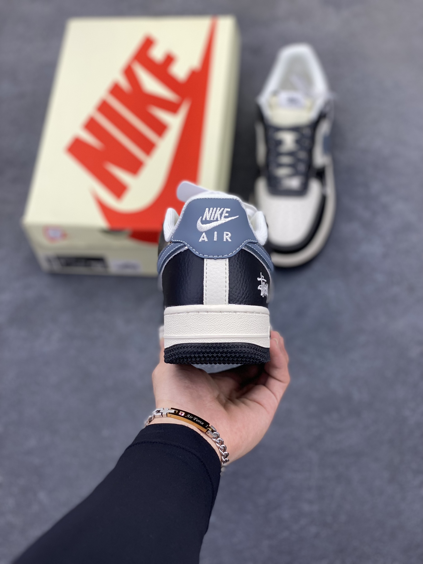 图片[4]-NIke Air Force 1 \’07 Low “斯图西联名——灰蓝黑荔纹”空军一号 低帮 运动鞋 休闲鞋 折边针车 工艺难度大 原楦头原纸板 原装鞋盒 定制五金配件 内置全掌气垫 原厂鞋底 货号：XZ6188-199 尺码：36 36.5 37.5 38 38.5 39 40 40.5 41 42 42.5 43 44 44.5 45-选品中心