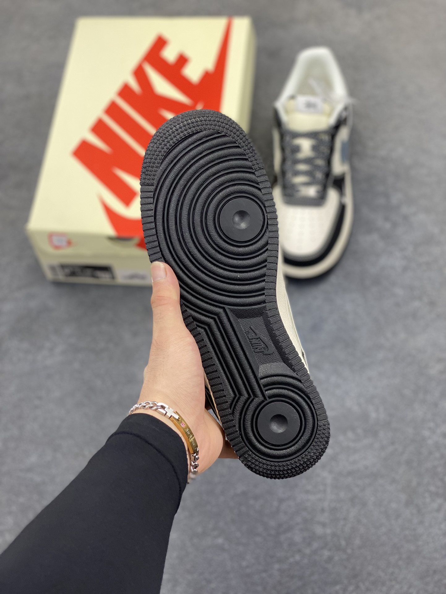 图片[5]-NIke Air Force 1 \’07 Low “斯图西联名——灰蓝黑荔纹”空军一号 低帮 运动鞋 休闲鞋 折边针车 工艺难度大 原楦头原纸板 原装鞋盒 定制五金配件 内置全掌气垫 原厂鞋底 货号：XZ6188-199 尺码：36 36.5 37.5 38 38.5 39 40 40.5 41 42 42.5 43 44 44.5 45-选品中心