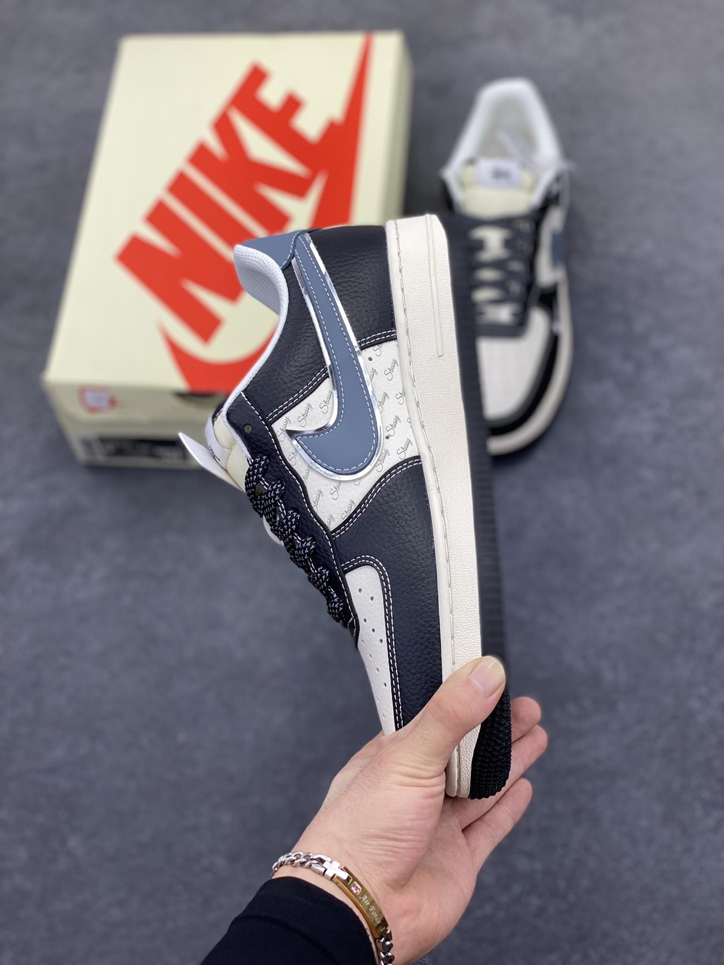 图片[3]-NIke Air Force 1 \’07 Low “斯图西联名——灰蓝黑荔纹”空军一号 低帮 运动鞋 休闲鞋 折边针车 工艺难度大 原楦头原纸板 原装鞋盒 定制五金配件 内置全掌气垫 原厂鞋底 货号：XZ6188-199 尺码：36 36.5 37.5 38 38.5 39 40 40.5 41 42 42.5 43 44 44.5 45-选品中心