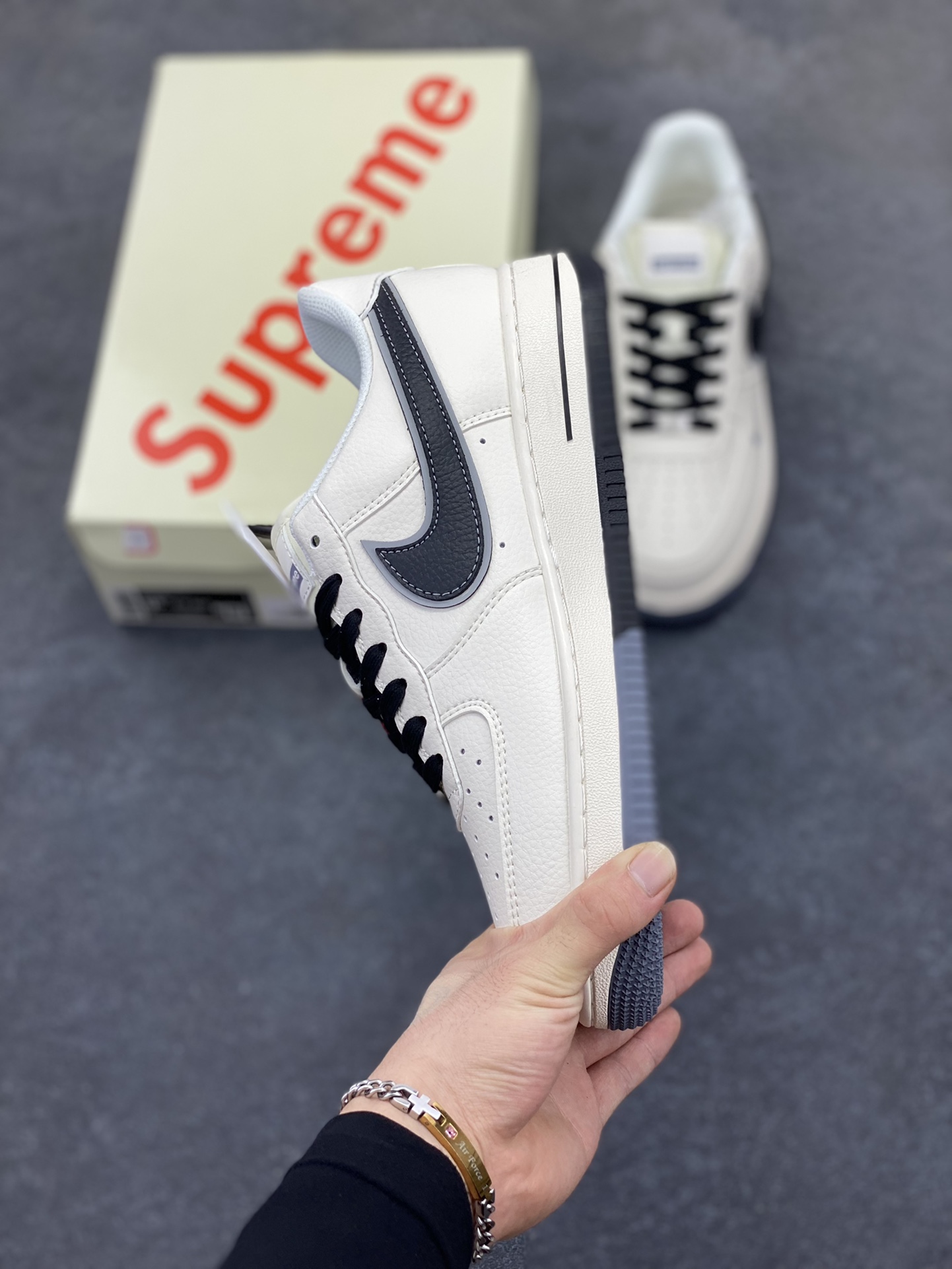 图片[3]-NIke Air Force 1 \’07 Low “Supreme联名——双拼米白”空军一号 低帮 运动鞋 休闲鞋 折边针车 工艺难度大 原楦头原纸板 原装鞋盒 定制五金配件 内置全掌气垫 原厂鞋底 货号：XZ6188-362 尺码：36 36.5 37.5 38 38.5 39 40 40.5 41 42 42.5 43 44 44.5 45-选品中心
