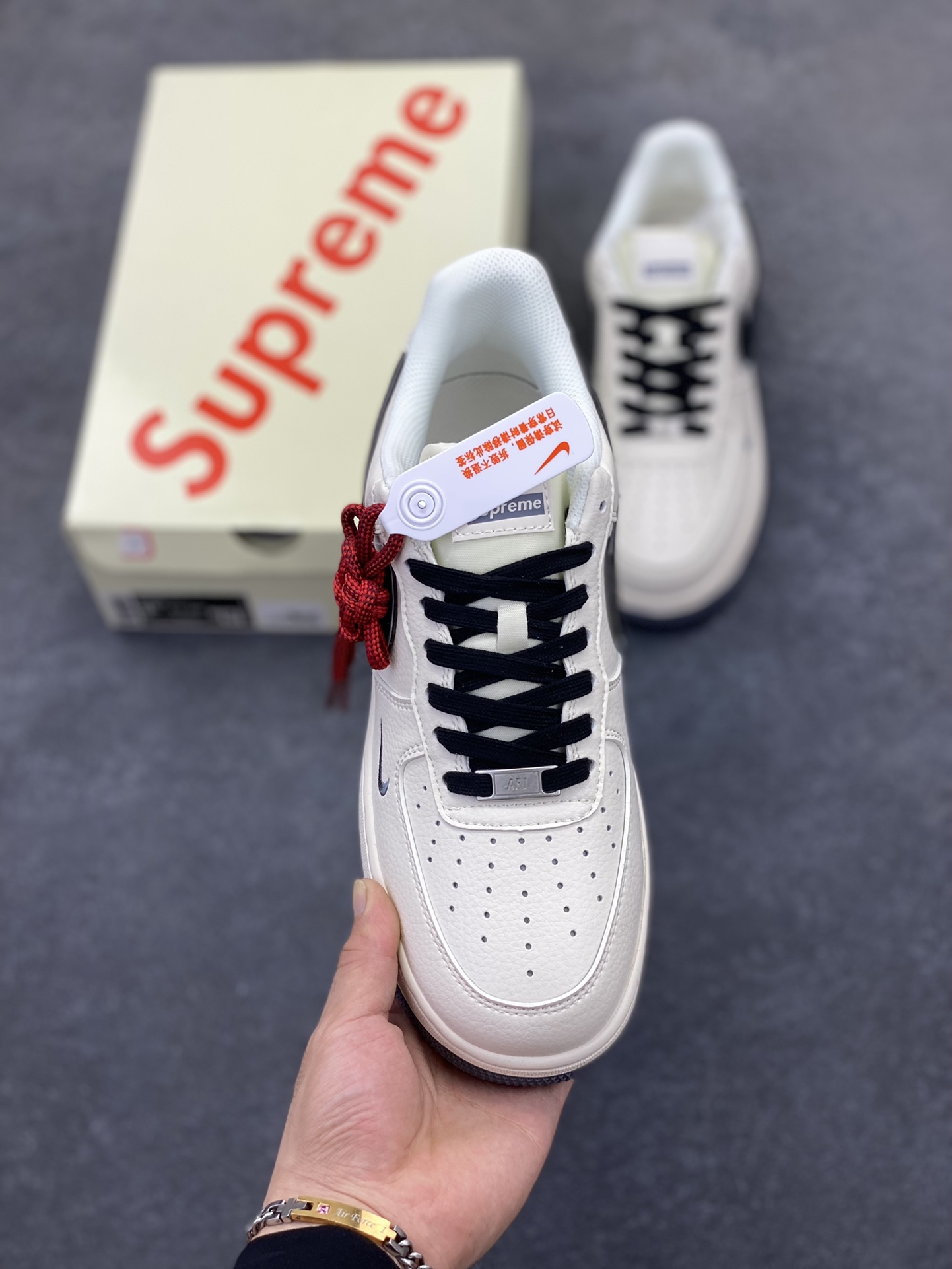 图片[2]-NIke Air Force 1 \’07 Low “Supreme联名——双拼米白”空军一号 低帮 运动鞋 休闲鞋 折边针车 工艺难度大 原楦头原纸板 原装鞋盒 定制五金配件 内置全掌气垫 原厂鞋底 货号：XZ6188-362 尺码：36 36.5 37.5 38 38.5 39 40 40.5 41 42 42.5 43 44 44.5 45-选品中心