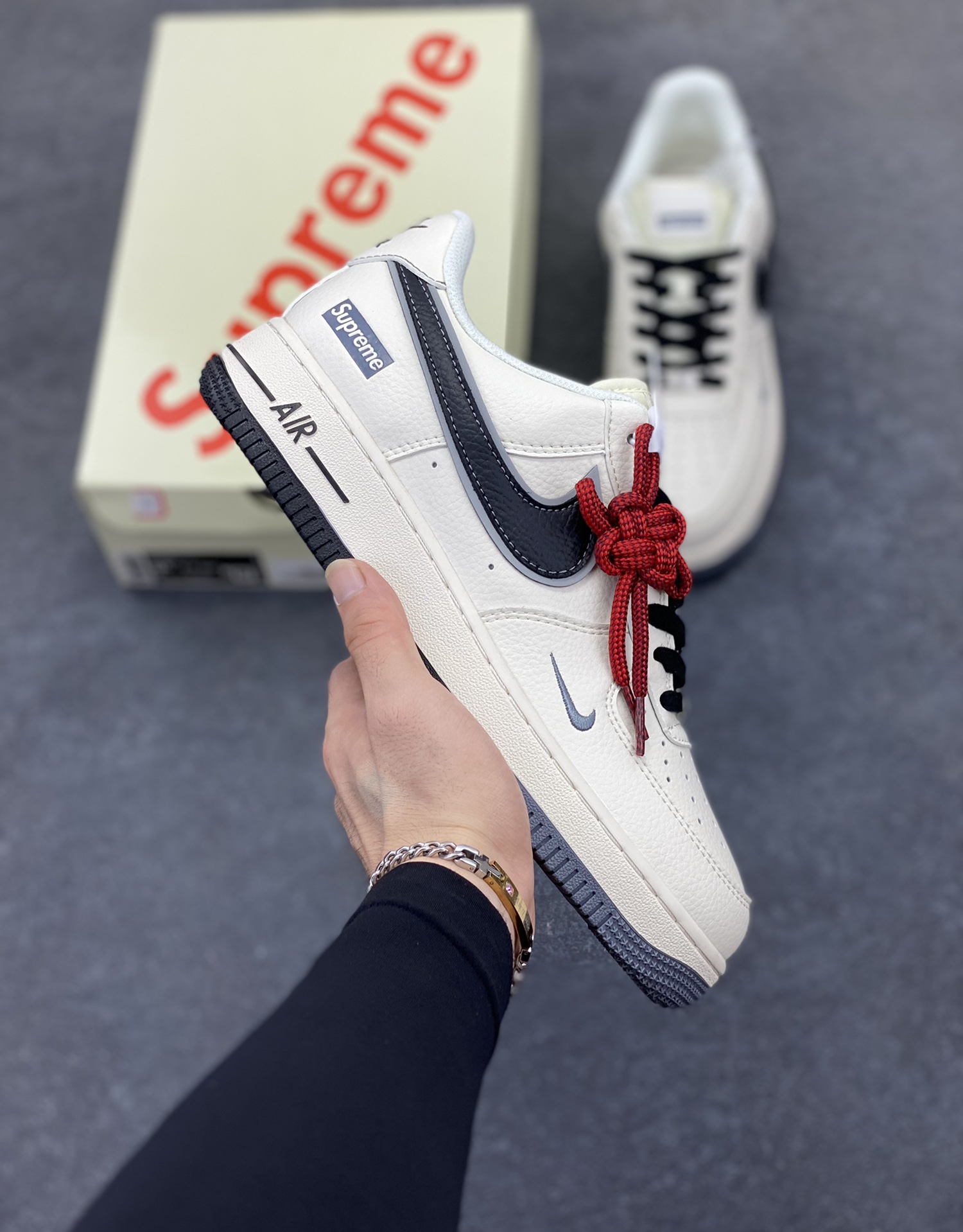 NIke Air Force 1 \’07 Low “Supreme联名——双拼米白”空军一号 低帮 运动鞋 休闲鞋 折边针车 工艺难度大 原楦头原纸板 原装鞋盒 定制五金配件 内置全掌气垫 原厂鞋底 货号:XZ6188-362 尺码:36 36.5 37.5 38 38.5 39 40 40.5 41 42 42.5 43 44 44.5 45-选品中心