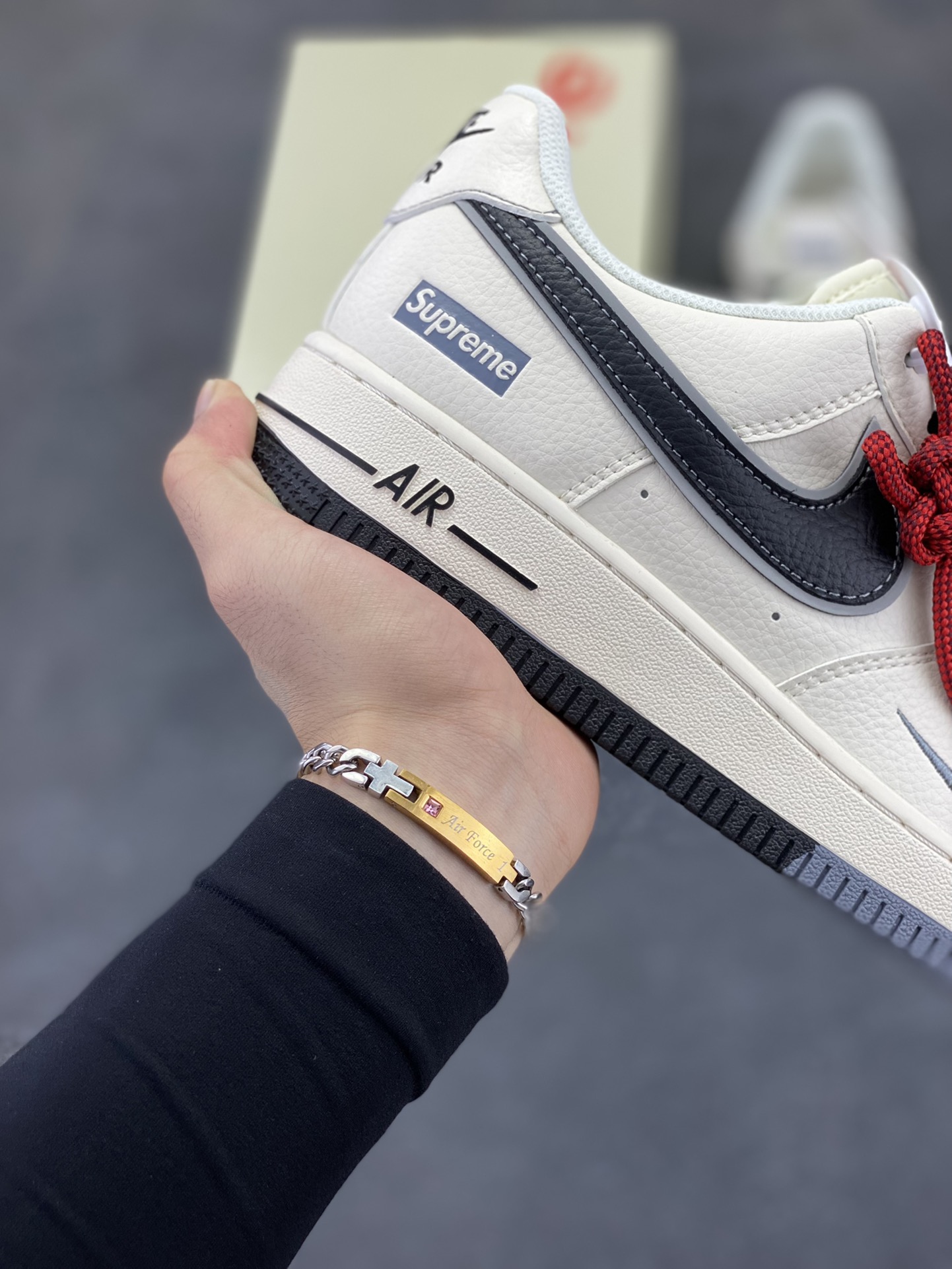 图片[6]-NIke Air Force 1 \’07 Low “Supreme联名——双拼米白”空军一号 低帮 运动鞋 休闲鞋 折边针车 工艺难度大 原楦头原纸板 原装鞋盒 定制五金配件 内置全掌气垫 原厂鞋底 货号：XZ6188-362 尺码：36 36.5 37.5 38 38.5 39 40 40.5 41 42 42.5 43 44 44.5 45-选品中心