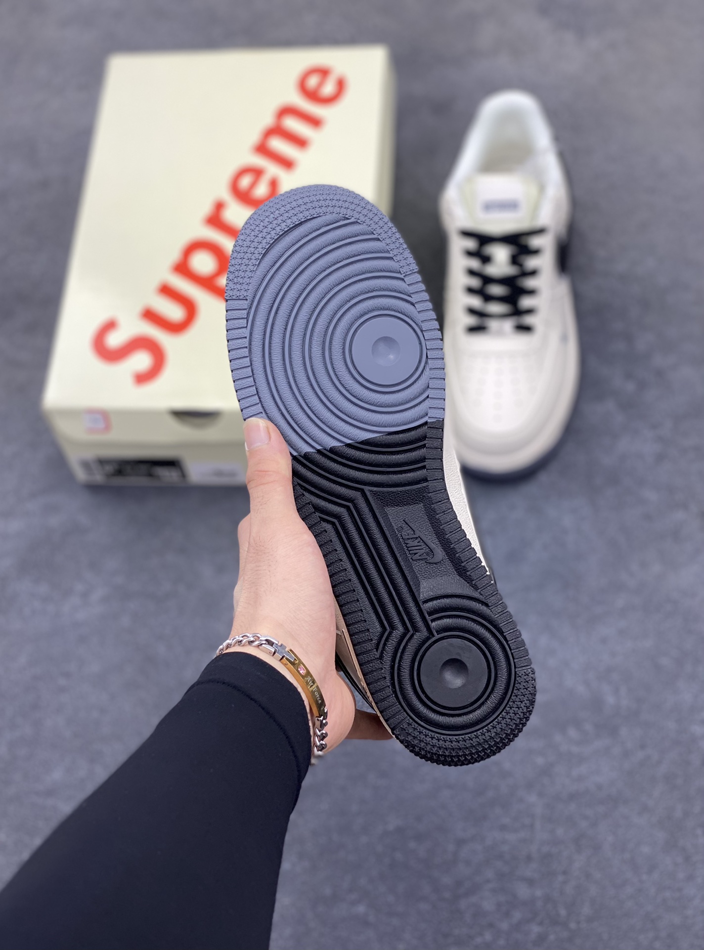 图片[5]-NIke Air Force 1 \’07 Low “Supreme联名——双拼米白”空军一号 低帮 运动鞋 休闲鞋 折边针车 工艺难度大 原楦头原纸板 原装鞋盒 定制五金配件 内置全掌气垫 原厂鞋底 货号：XZ6188-362 尺码：36 36.5 37.5 38 38.5 39 40 40.5 41 42 42.5 43 44 44.5 45-选品中心