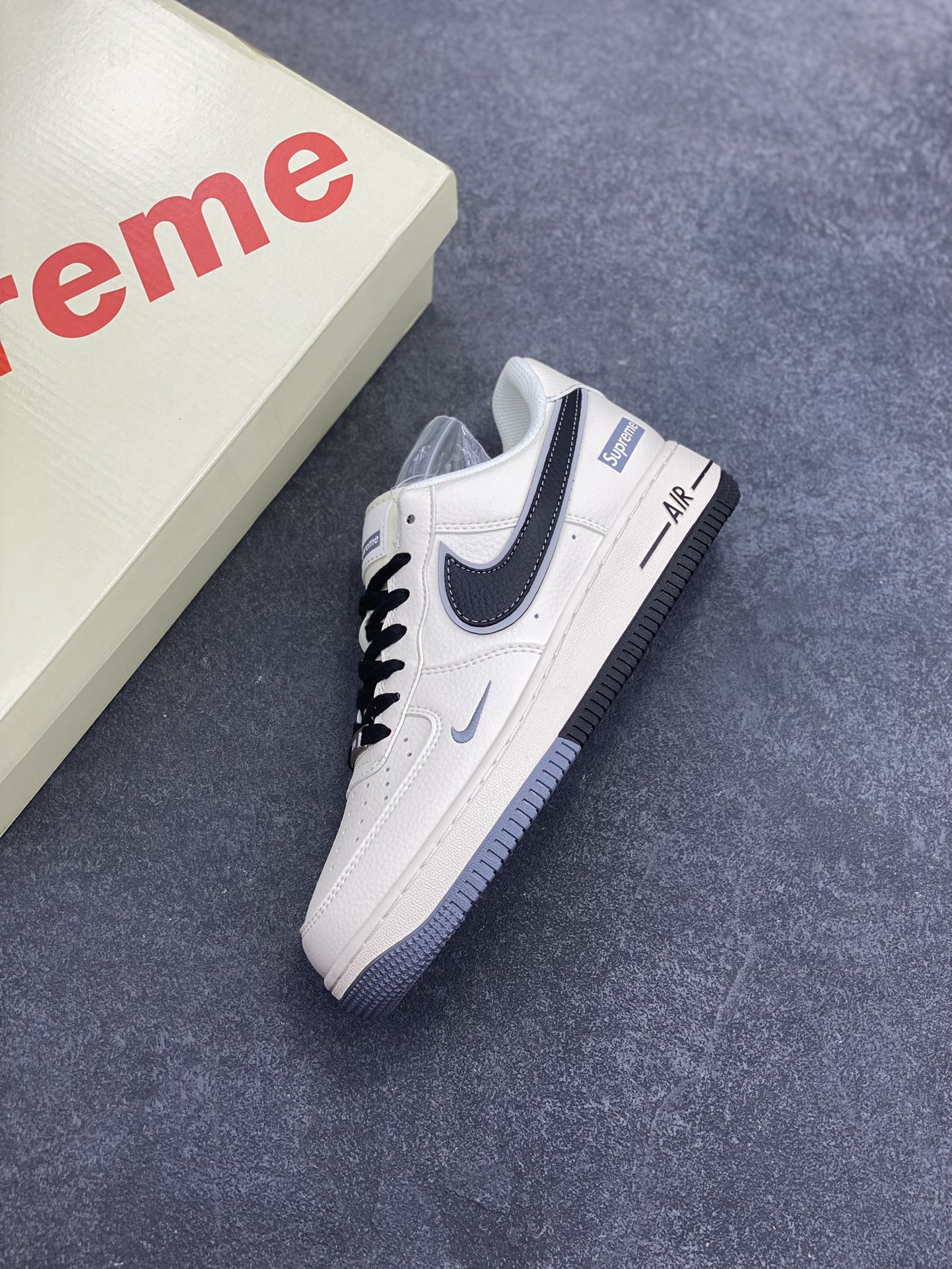 图片[7]-NIke Air Force 1 \’07 Low “Supreme联名——双拼米白”空军一号 低帮 运动鞋 休闲鞋 折边针车 工艺难度大 原楦头原纸板 原装鞋盒 定制五金配件 内置全掌气垫 原厂鞋底 货号：XZ6188-362 尺码：36 36.5 37.5 38 38.5 39 40 40.5 41 42 42.5 43 44 44.5 45-选品中心
