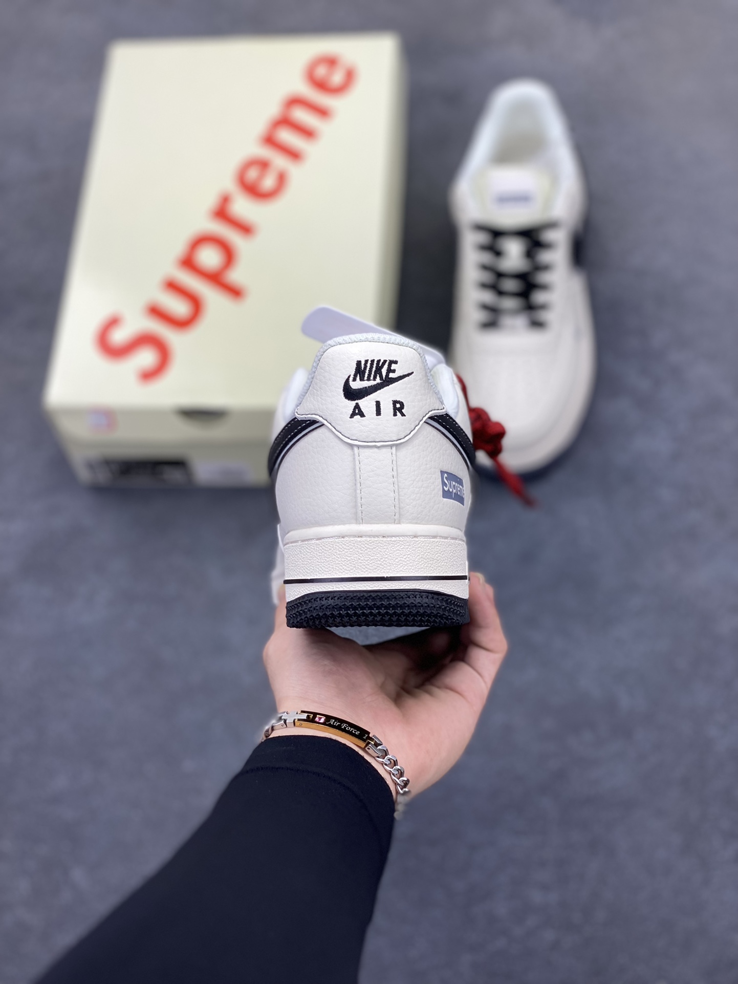 图片[4]-NIke Air Force 1 \’07 Low “Supreme联名——双拼米白”空军一号 低帮 运动鞋 休闲鞋 折边针车 工艺难度大 原楦头原纸板 原装鞋盒 定制五金配件 内置全掌气垫 原厂鞋底 货号：XZ6188-362 尺码：36 36.5 37.5 38 38.5 39 40 40.5 41 42 42.5 43 44 44.5 45-选品中心