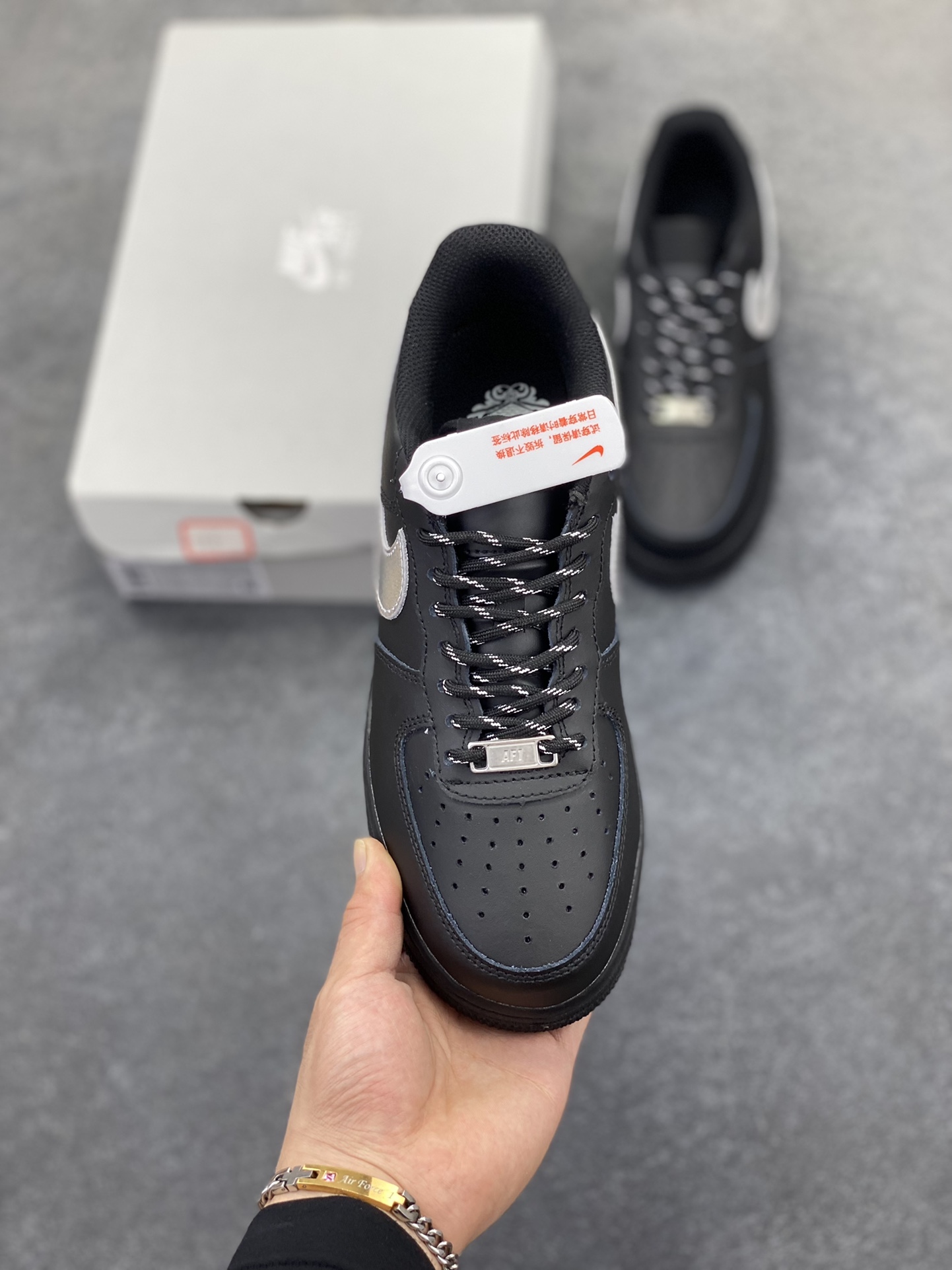 图片[2]-Nike Air Force 1 Low 空军一号低帮百搭休闲运动板鞋。柔软、弹性十足的缓震性能和出色的中底设计，横跨复古与现代的外型结合，造就出风靡全球三十多年的Force 1，直到今天还深受青睐。 货号：FV5951-001 尺码：36 36.5 37.5 38 38.5 39 40 40.5 41 42 42.5 43 44 44.5 45-选品中心