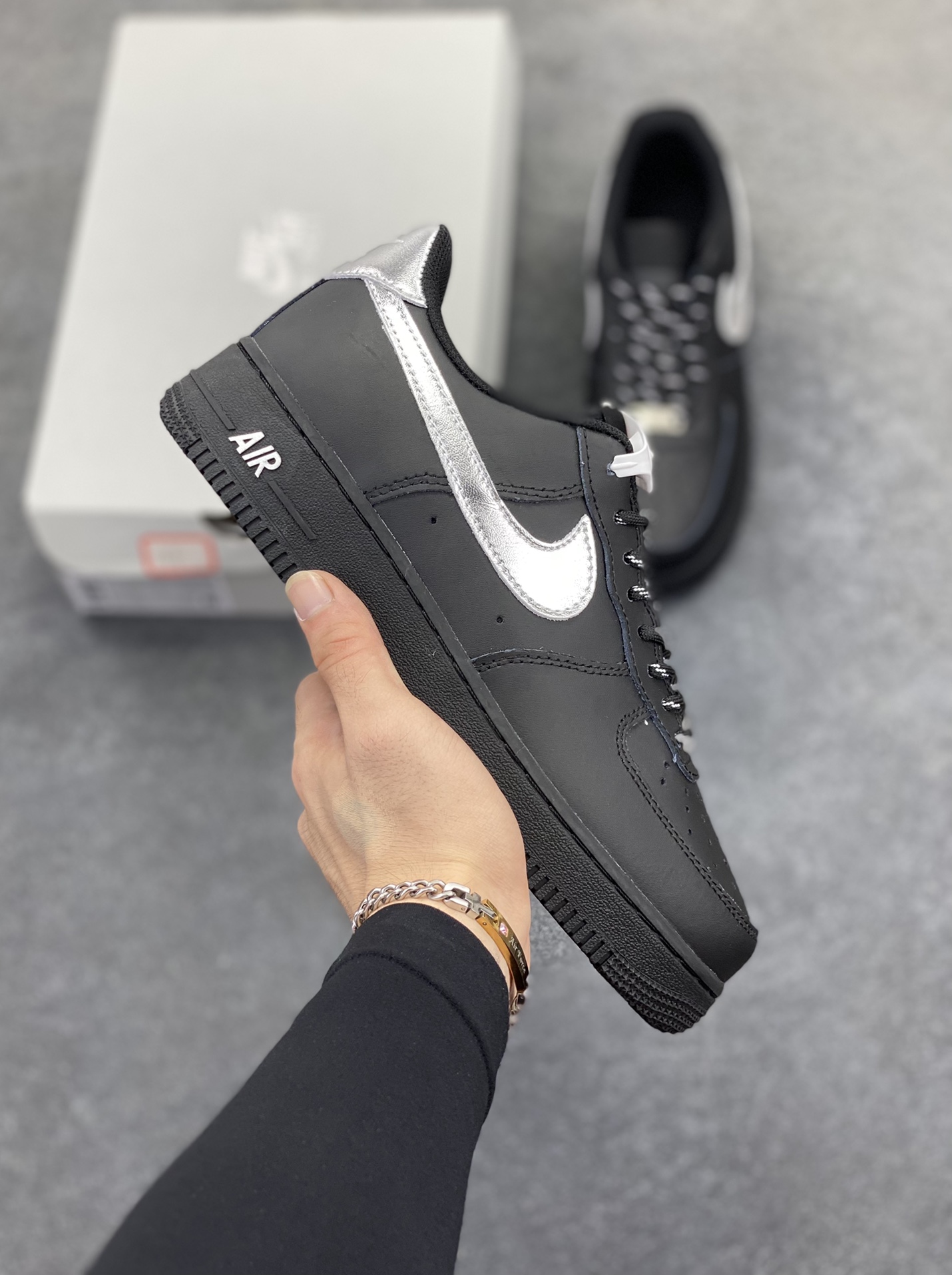 Nike Air Force 1 Low 空军一号低帮百搭休闲运动板鞋。柔软、弹性十足的缓震性能和出色的中底设计，横跨复古与现代的外型结合，造就出风靡全球三十多年的Force 1，直到今天还深受青睐。 货号：FV5951-001 尺码：36 36.5 37.5 38 38.5 39 40 40.5 41 42 42.5 43 44 44.5 45-选品中心