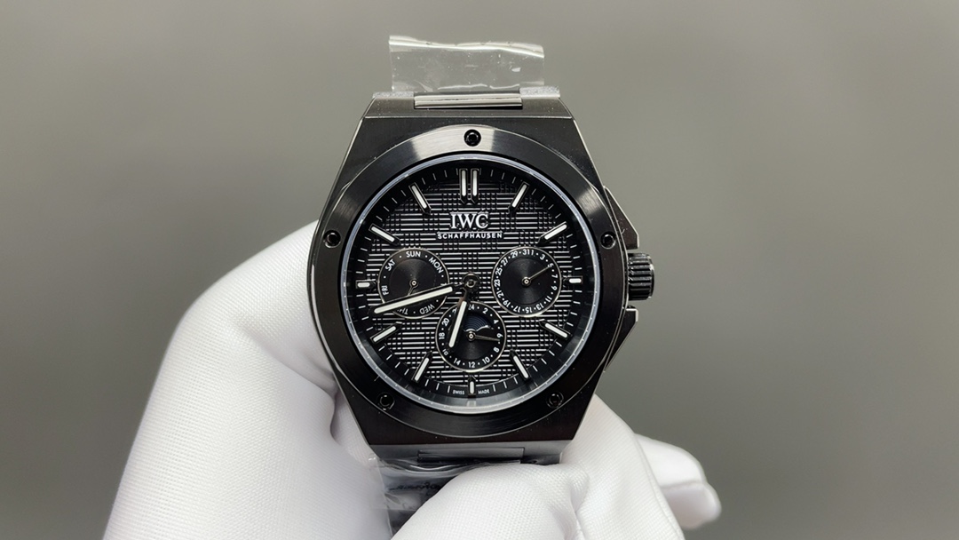 NO:386049,Produced by GR White Shell Gold Shell GR Factory has once again 'engineered' for thousands of years!  Once again, it’s perfect!  IWC watch brand new engineer series L pays tribute to Jero Dazun's classic design!  1【Movement】Use 82650 self-made movement, its movement runs stably, with accurate movement, and almost zero rework!  2【Case】authentic mold opening, perfect restoration of 1:1!  The watch is 41.6mm in size, and the entire case adopts large-area wire drawing process. The eye-catching circular bezel is paired with functional screws. The polishing process on the edges and edges directly enhances the luxury of the watch, which is exactly the same as the original craftsmanship effect. 3 [Dial] adopts a three-spoke disk layout, with the iconic 'grid' pattern dial, with delicate and fine lines and unique patterns formed by Fangke, which contrasts with three sub-disks that use sun-patterned effects, even if there are many display functions!  In terms of glass, double-sided anti-reflective arch sapphire coating mirror surface!  4 [Watch Strap Buckle] The watch is equipped with an integrated H-shaped link strap, and the same polishing decoration as the shell finish. The buckle is engraved with the classic 'IWC' logo, which allows the watch to achieve a better wearing experience in terms of proportional design and flexibility. 5IWC's most dazzling engineer perpetual calendar watch. It is suitable for all kinds of business occasions, simple, refined and elegant!  Welcome all watch friends to taste it. For the best luxury recommendation for gifts, please be sure of GR exclusive quality, loro piano, iwc19860909GR 出品 白壳 金壳  GR Factory 又一次“工程”万年！再一次尽善尽美！ IWC 万国 表全新工程师系列 L 致敬杰罗·达尊的经典设计！ 1【机芯】采用82650型自制机芯,其机芯运转稳定,走时精准,几乎零返修！ 2【表壳】正品开模,1:1完美还原！腕表尺寸41.6mm,整个表壳采用大面积拉丝工艺,醒目的圆形表圈搭配功能性螺丝,组合棱角边缘上的抛光处理,直接拉升腕表的豪华感,与原装工艺效果如出一辙 3【表盘】采用三幅盘布局,用标志性的“网格”纹盘面,以细腻的细密线条与方科构成的独特纹,映衬着三个采用太阳纹效果的副盘,也即便显示功能多！玻璃方面采用双面防反光拱形蓝宝石镀膜镜面！ 4【表带表扣】随表配备了一体化H型链节表带,并与壳体饰面采用一样的打磨装饰,表扣刻有“IWC”经典标志,在整理比例设计跟灵活性上,让腕表实现更好佩戴的上手体验. 5IWC旗下最耀眼的工程师万年历腕表.适合各种商务场合,简敛精致不失优雅！欢迎各路表友品鉴. 送礼最佳奢华推荐请认准GR独家品质,,loro piana,iwc,Watch