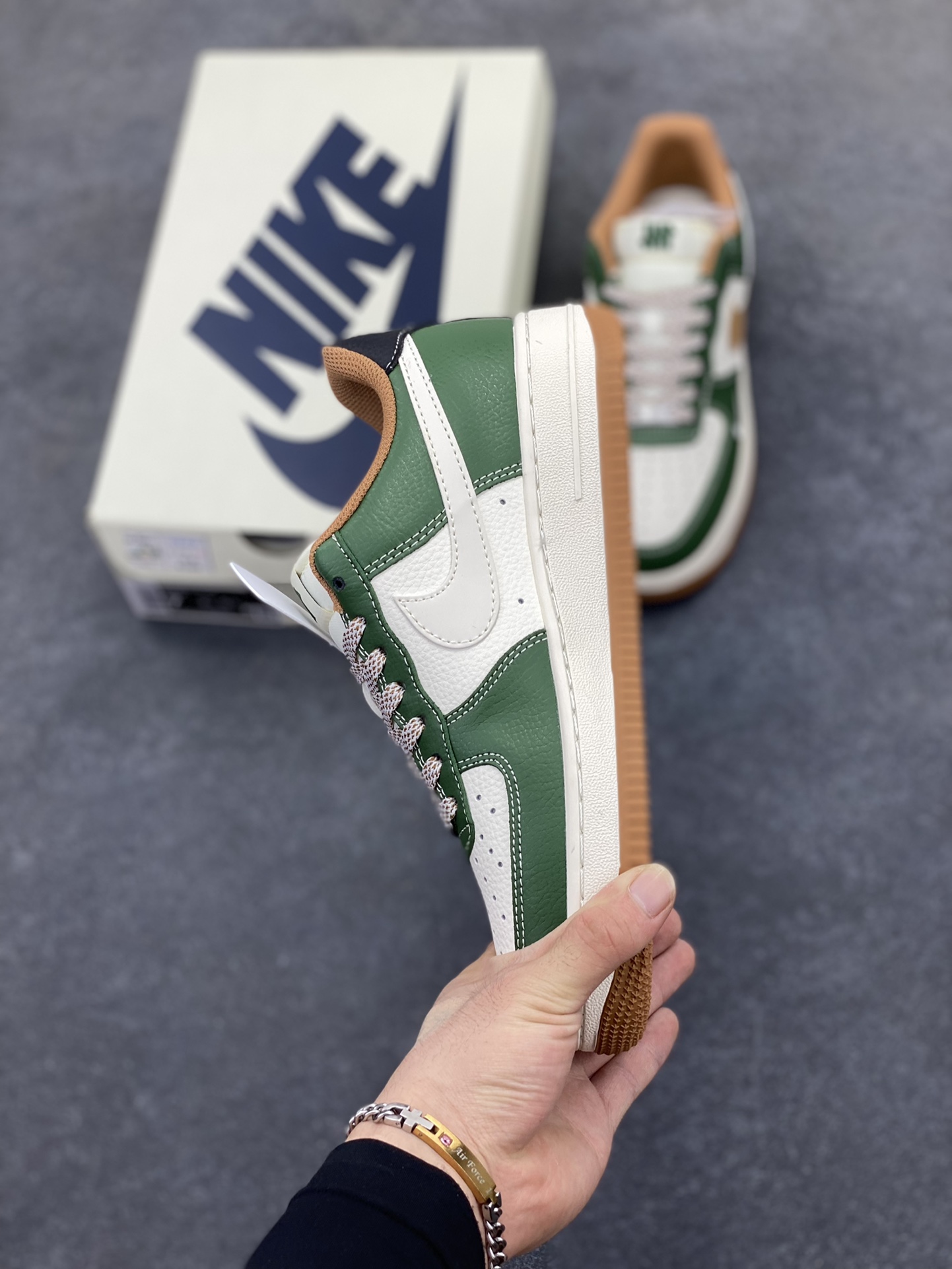 图片[3]-NIke Air Force 1 \’07 Low “UN联名——草绿拼接生胶”空军一号 低帮 运动鞋 休闲鞋 折边针车 工艺难度大 原楦头原纸板 原装鞋盒 定制五金配件 内置全掌气垫 原厂鞋底 货号：JP8028-006 尺码：36 36.5 37.5 38 38.5 39 40 40.5 41 42 42.5 43 44 44.5 45-选品中心