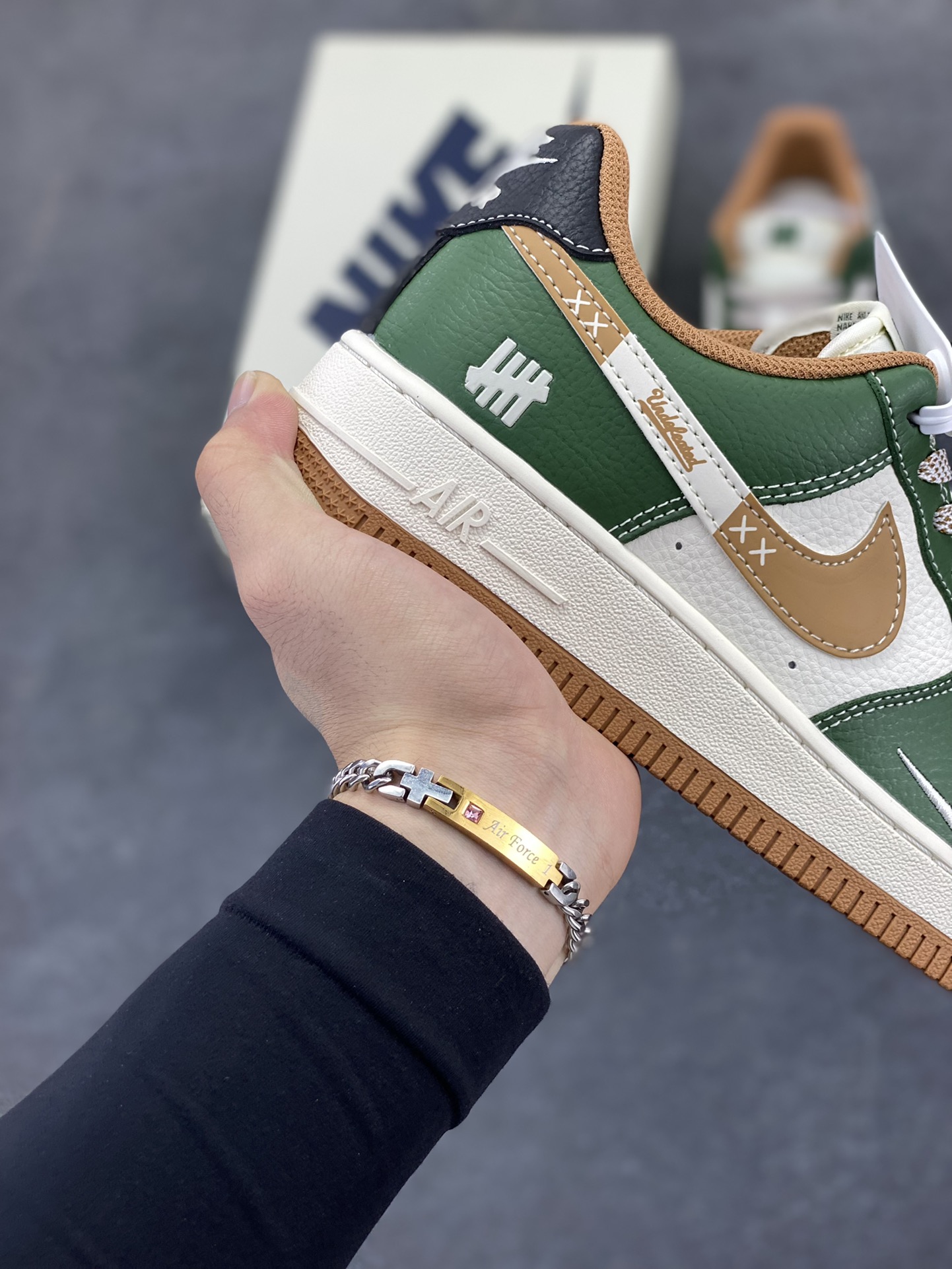 图片[6]-NIke Air Force 1 \’07 Low “UN联名——草绿拼接生胶”空军一号 低帮 运动鞋 休闲鞋 折边针车 工艺难度大 原楦头原纸板 原装鞋盒 定制五金配件 内置全掌气垫 原厂鞋底 货号：JP8028-006 尺码：36 36.5 37.5 38 38.5 39 40 40.5 41 42 42.5 43 44 44.5 45-选品中心