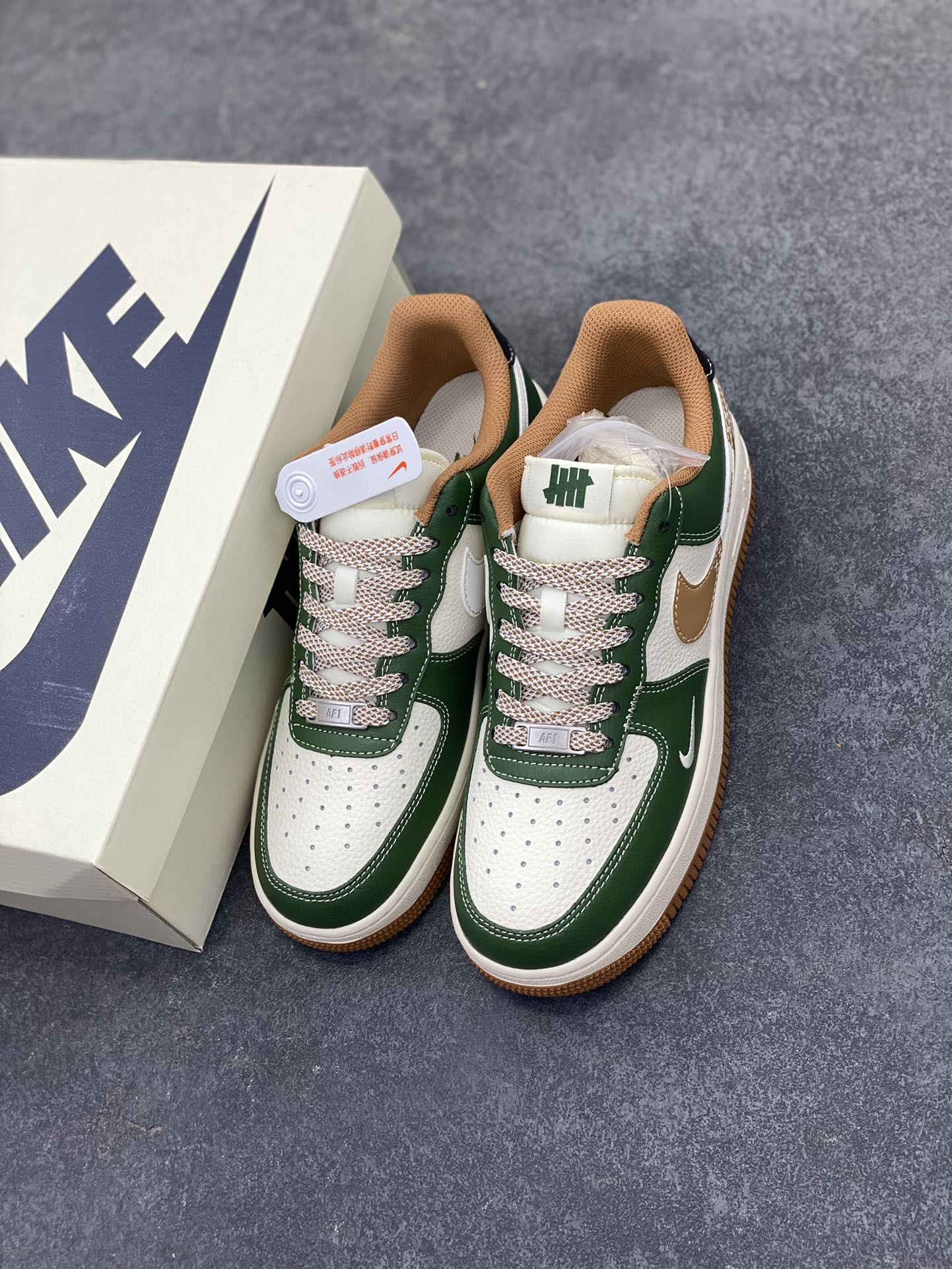 图片[8]-NIke Air Force 1 \’07 Low “UN联名——草绿拼接生胶”空军一号 低帮 运动鞋 休闲鞋 折边针车 工艺难度大 原楦头原纸板 原装鞋盒 定制五金配件 内置全掌气垫 原厂鞋底 货号：JP8028-006 尺码：36 36.5 37.5 38 38.5 39 40 40.5 41 42 42.5 43 44 44.5 45-选品中心