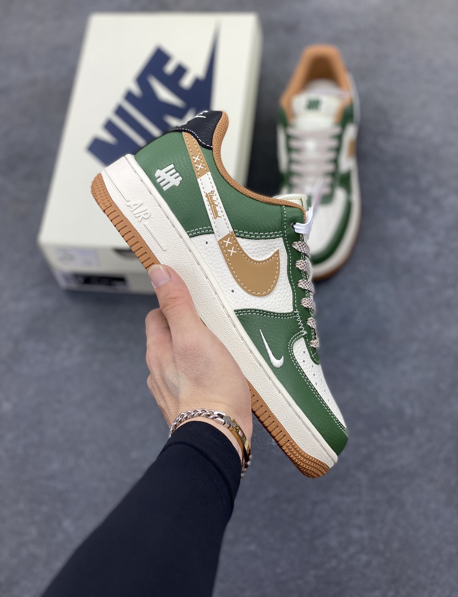 NIke Air Force 1 \'07 Low “UN联名——草绿拼接生胶”空军一号 低帮 运动鞋 休闲鞋 折边针车 工艺难度大 原楦头原纸板 原装鞋盒 定制五金配件 内置全掌气垫 原厂鞋底 货号：JP8028-006 尺码：36 36.5 37.5 38 38.5 39 40 40.5 41 42 42.5 43 44 44.5 45-选品中心