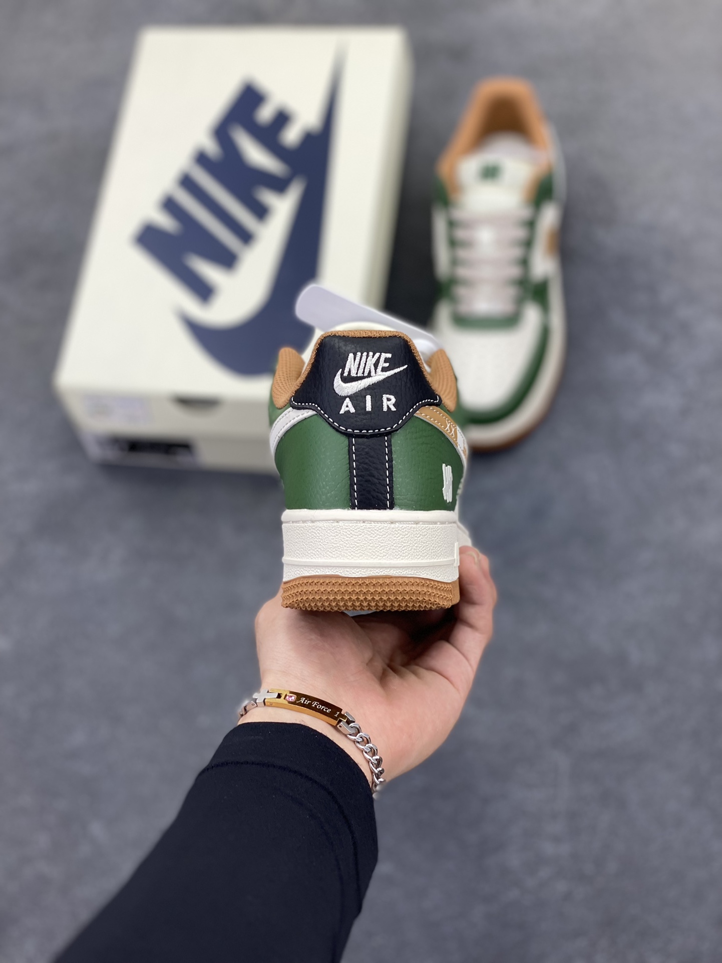 图片[4]-NIke Air Force 1 \’07 Low “UN联名——草绿拼接生胶”空军一号 低帮 运动鞋 休闲鞋 折边针车 工艺难度大 原楦头原纸板 原装鞋盒 定制五金配件 内置全掌气垫 原厂鞋底 货号：JP8028-006 尺码：36 36.5 37.5 38 38.5 39 40 40.5 41 42 42.5 43 44 44.5 45-选品中心