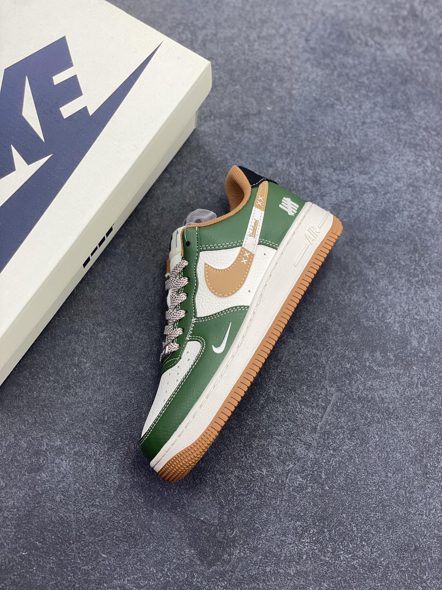 图片[7]-NIke Air Force 1 \’07 Low “UN联名——草绿拼接生胶”空军一号 低帮 运动鞋 休闲鞋 折边针车 工艺难度大 原楦头原纸板 原装鞋盒 定制五金配件 内置全掌气垫 原厂鞋底 货号：JP8028-006 尺码：36 36.5 37.5 38 38.5 39 40 40.5 41 42 42.5 43 44 44.5 45-选品中心