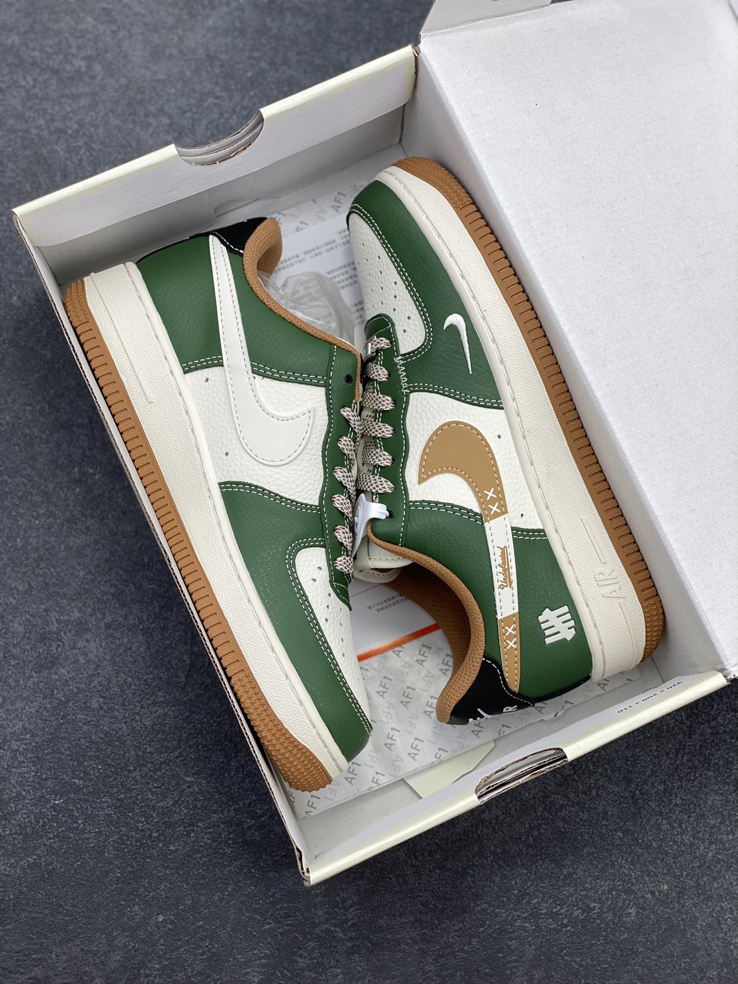 图片[9]-NIke Air Force 1 \’07 Low “UN联名——草绿拼接生胶”空军一号 低帮 运动鞋 休闲鞋 折边针车 工艺难度大 原楦头原纸板 原装鞋盒 定制五金配件 内置全掌气垫 原厂鞋底 货号：JP8028-006 尺码：36 36.5 37.5 38 38.5 39 40 40.5 41 42 42.5 43 44 44.5 45-选品中心