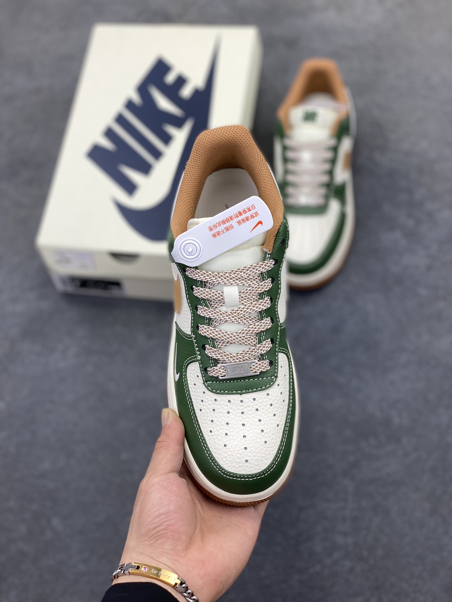 图片[2]-NIke Air Force 1 \’07 Low “UN联名——草绿拼接生胶”空军一号 低帮 运动鞋 休闲鞋 折边针车 工艺难度大 原楦头原纸板 原装鞋盒 定制五金配件 内置全掌气垫 原厂鞋底 货号：JP8028-006 尺码：36 36.5 37.5 38 38.5 39 40 40.5 41 42 42.5 43 44 44.5 45-选品中心