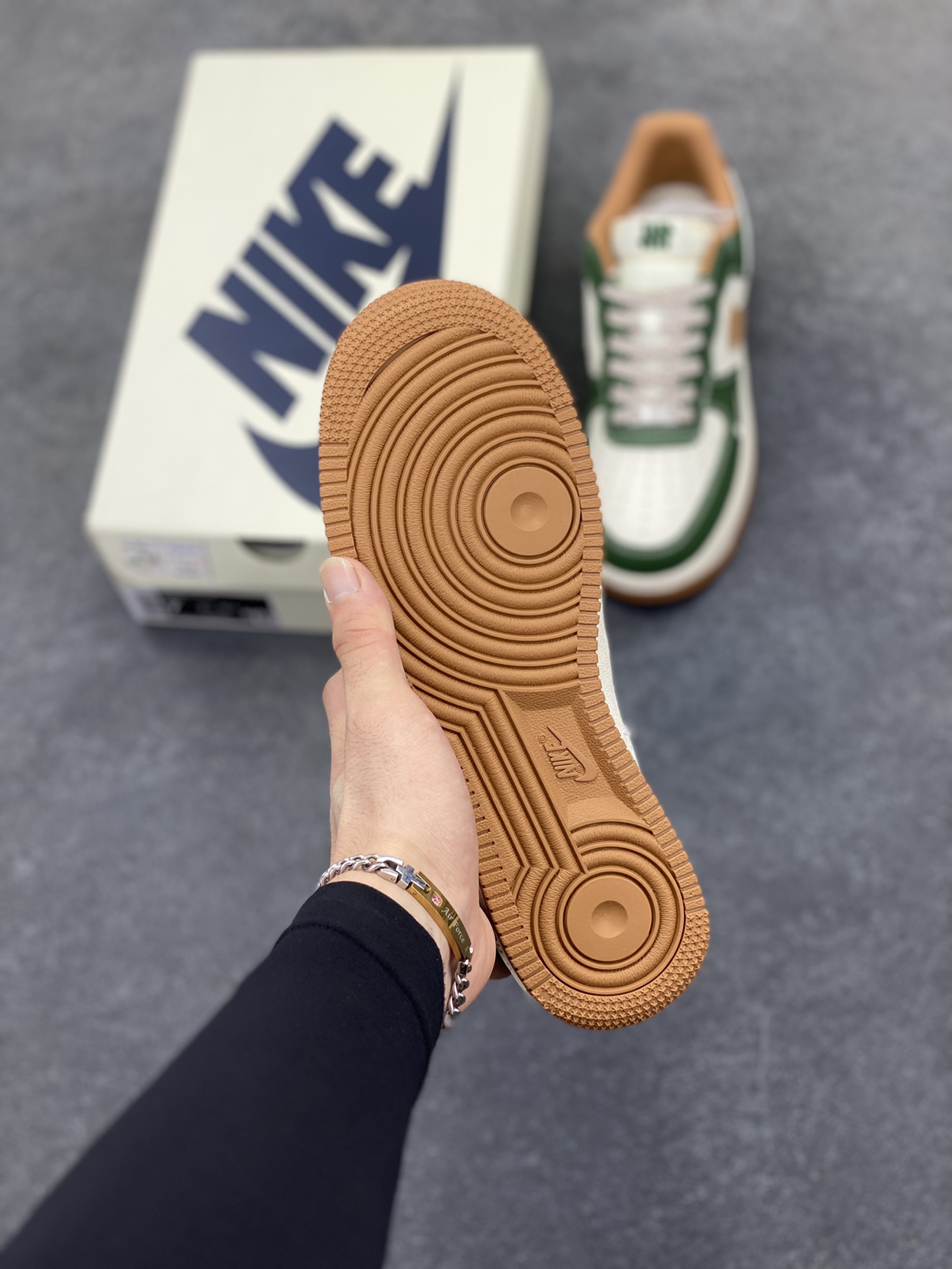 图片[5]-NIke Air Force 1 \’07 Low “UN联名——草绿拼接生胶”空军一号 低帮 运动鞋 休闲鞋 折边针车 工艺难度大 原楦头原纸板 原装鞋盒 定制五金配件 内置全掌气垫 原厂鞋底 货号：JP8028-006 尺码：36 36.5 37.5 38 38.5 39 40 40.5 41 42 42.5 43 44 44.5 45-选品中心