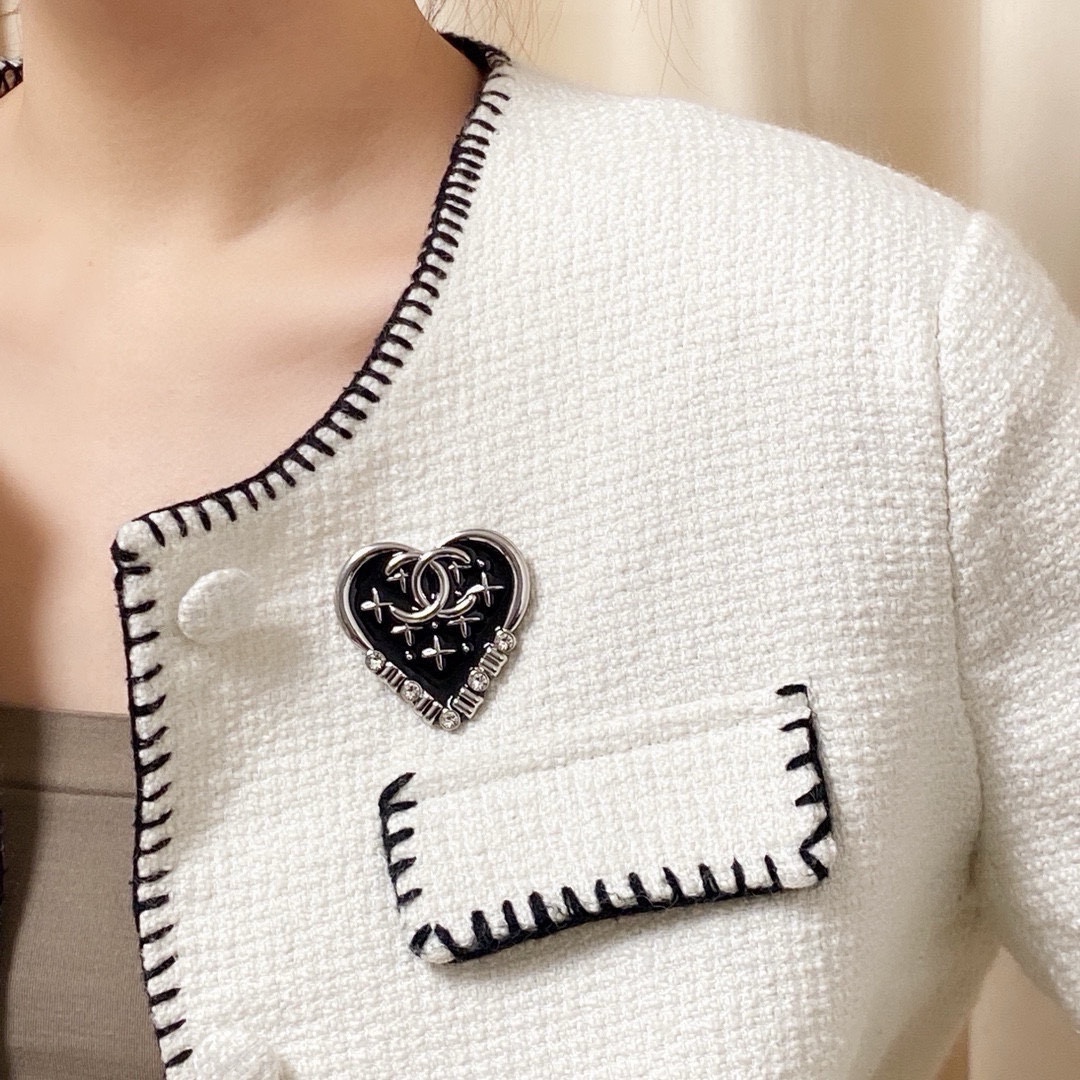 NO:380895,CHANEL Xiaoxiang The new diamond-inlaid Chanel brooch is the most familiar with women. Women who devote all their efforts to be themselves often cherish the meaning of the brooch more. Ms. Chanel pinned the brooch on the hat and told the fashionable ladies who imitated her [breasts are very practical, they can be pinned on the suit collar, pocket, hat, belt or evening dress, jewelry quality, chanel, chanel, business suit, brooch, breastpin, hats19860909CHANEL小香 专柜新款镶钻香奈儿胸针,是最懂女人的饰物.那些倾注了全部心血去做自己的女人,往往更珍惜胸针的意义.香奈儿女士把胸针别在帽子上,并告诉那些模仿她的时髦女士们[胸针可是非常实用,它可以别在西装领上、口袋上、帽子上、腰带上或者是晚礼服上,饰品精品,chanel,chanel,business suit,brooch，breastpin,hats,Jewelry