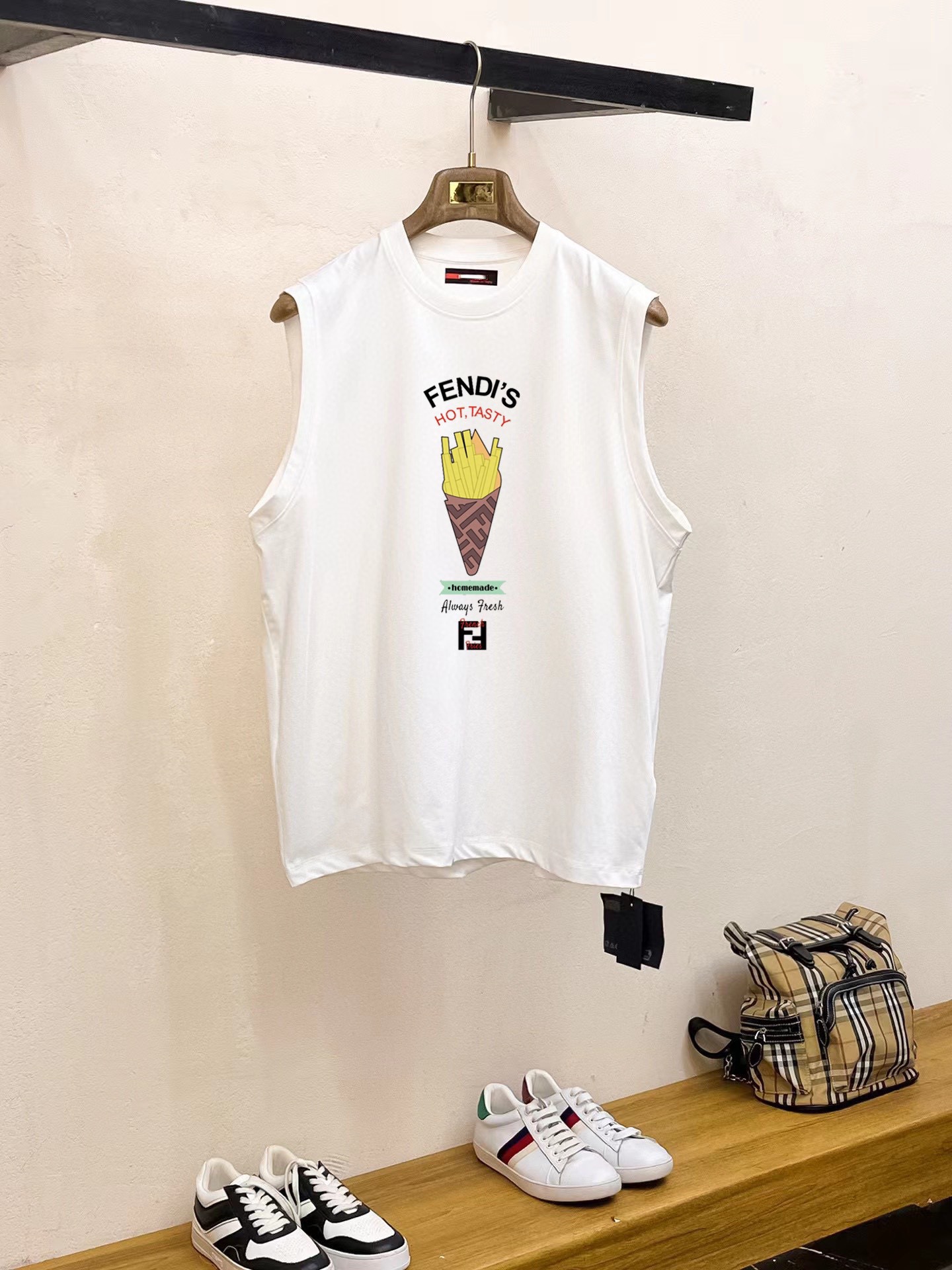 Fendi 品牌【FENDI 芬迪】2025夏季新品背心T袖 简约款式 任何人都可以轻松驾驶 进口定制丝光棉面料 手软舒适有型 吸汗透气