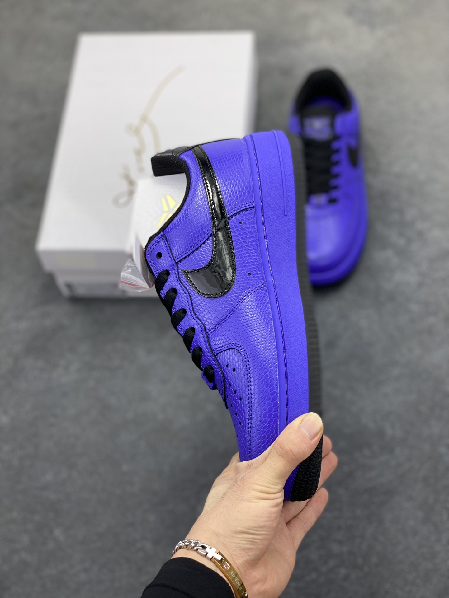 图片[3]-Nike Air Force 1 Low 科比 空军一号低帮运动休闲板鞋 原楦头原纸板 打造纯正空军版型 专注外贸渠道 全掌内置蜂窝气垫 原盒配件 原厂中底钢印、拉帮完美 货号：II7062-500 尺码：36 36.5 37.5 38 38.5 39 40 40.5 41 42 42.5 43 44 44.5 45-选品中心