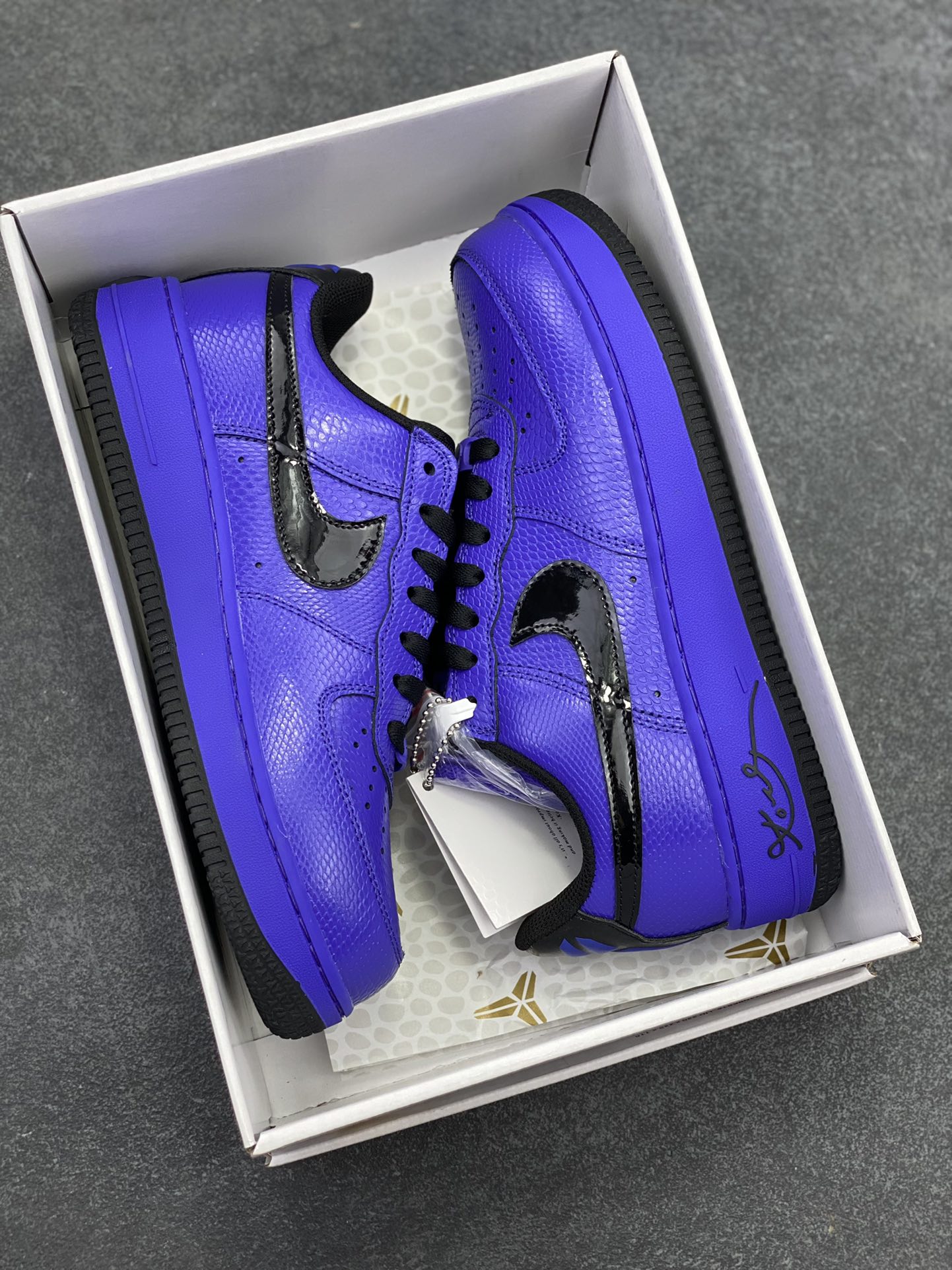 图片[9]-Nike Air Force 1 Low 科比 空军一号低帮运动休闲板鞋 原楦头原纸板 打造纯正空军版型 专注外贸渠道 全掌内置蜂窝气垫 原盒配件 原厂中底钢印、拉帮完美 货号：II7062-500 尺码：36 36.5 37.5 38 38.5 39 40 40.5 41 42 42.5 43 44 44.5 45-选品中心