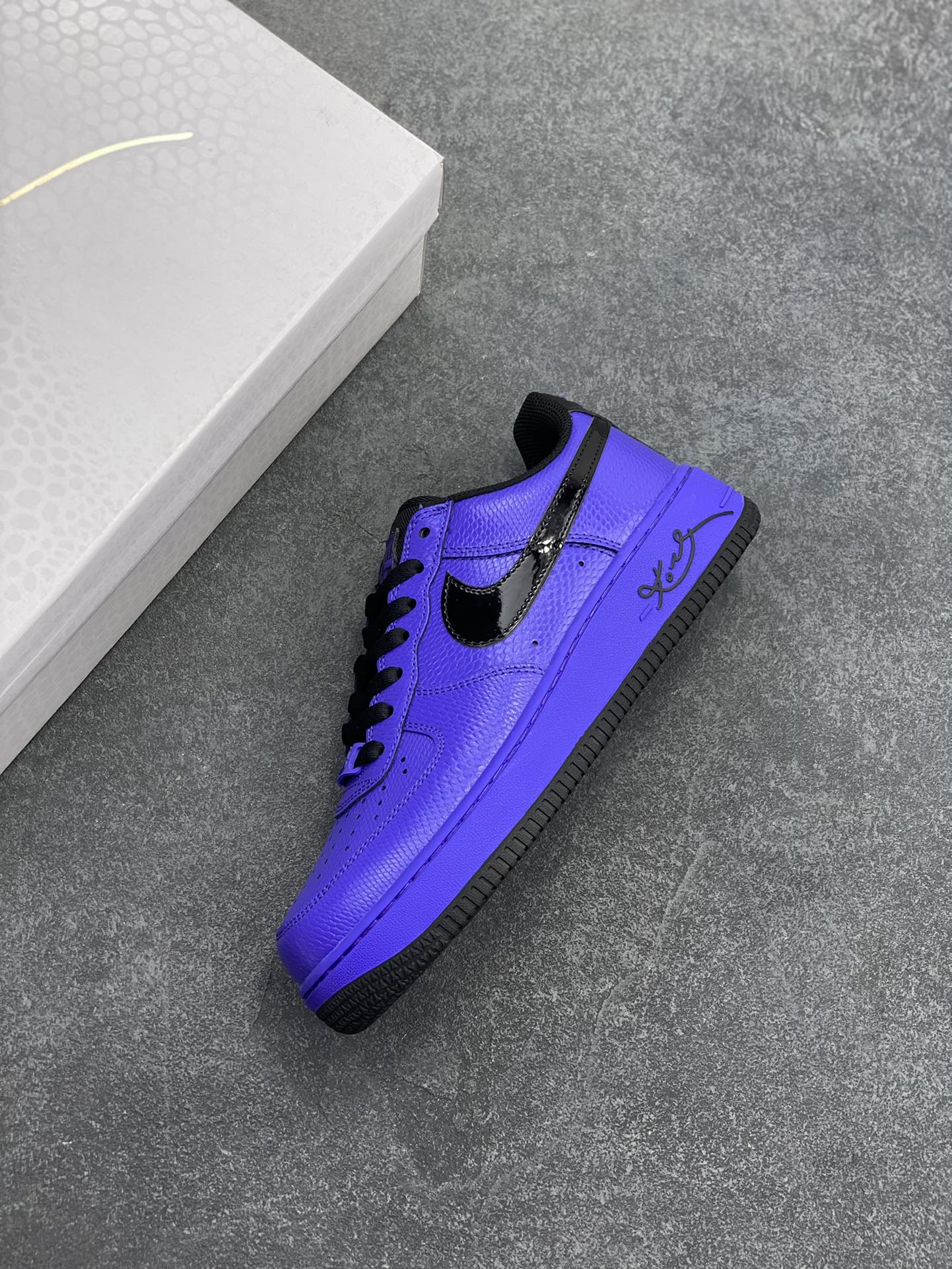 图片[7]-Nike Air Force 1 Low 科比 空军一号低帮运动休闲板鞋 原楦头原纸板 打造纯正空军版型 专注外贸渠道 全掌内置蜂窝气垫 原盒配件 原厂中底钢印、拉帮完美 货号：II7062-500 尺码：36 36.5 37.5 38 38.5 39 40 40.5 41 42 42.5 43 44 44.5 45-选品中心