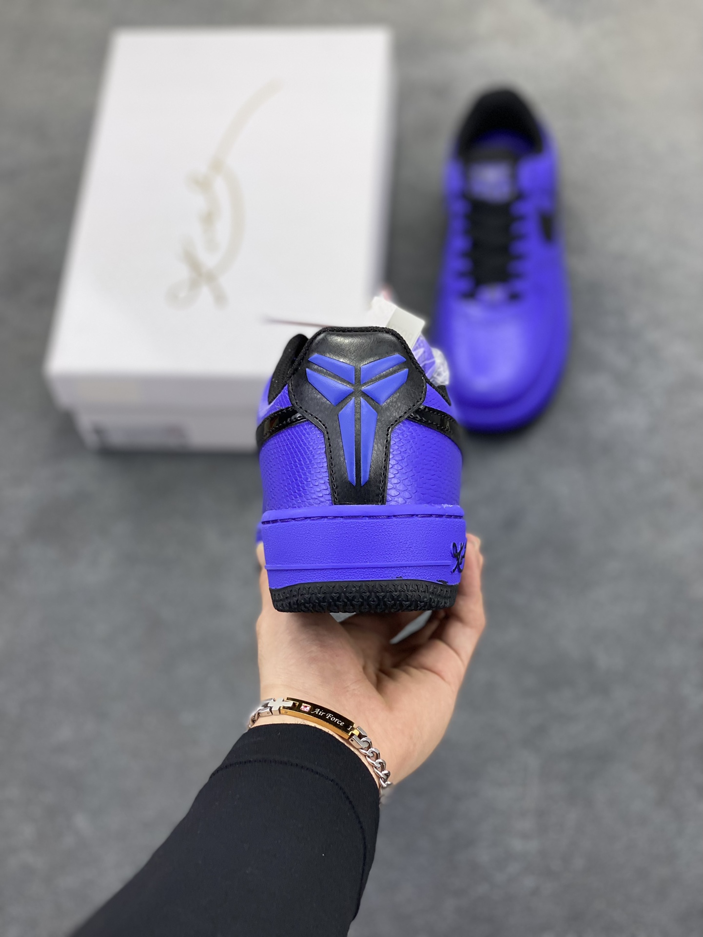 图片[4]-Nike Air Force 1 Low 科比 空军一号低帮运动休闲板鞋 原楦头原纸板 打造纯正空军版型 专注外贸渠道 全掌内置蜂窝气垫 原盒配件 原厂中底钢印、拉帮完美 货号：II7062-500 尺码：36 36.5 37.5 38 38.5 39 40 40.5 41 42 42.5 43 44 44.5 45-选品中心