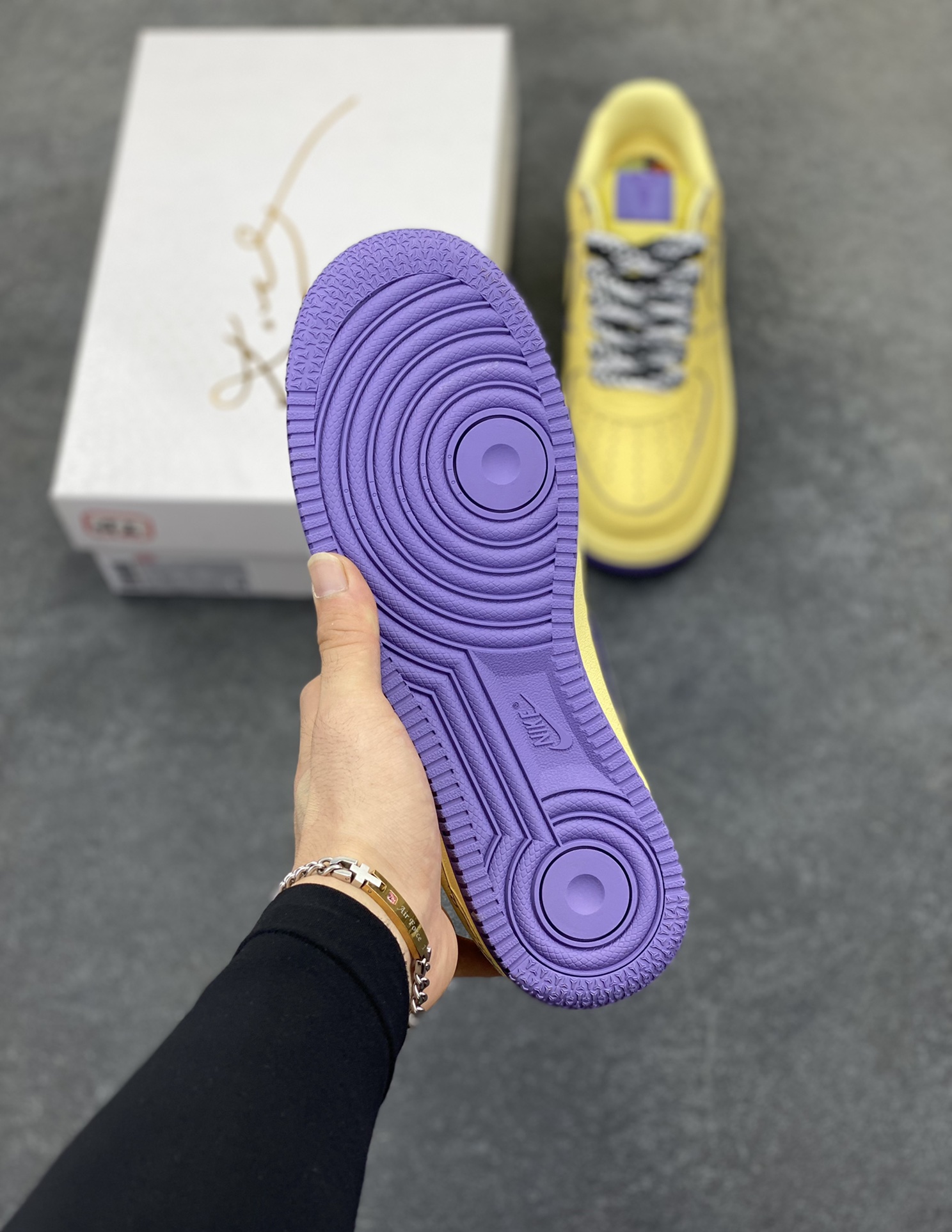 图片[5]-Nike Air Force 1 Low 科比 空军一号低帮运动休闲板鞋 原楦头原纸板 打造纯正空军版型 专注外贸渠道 全掌内置蜂窝气垫 原盒配件 原厂中底钢印、拉帮完美 货号：HV9408-700 尺码：36 36.5 37.5 38 38.5 39 40 40.5 41 42 42.5 43 44 44.5 45-选品中心