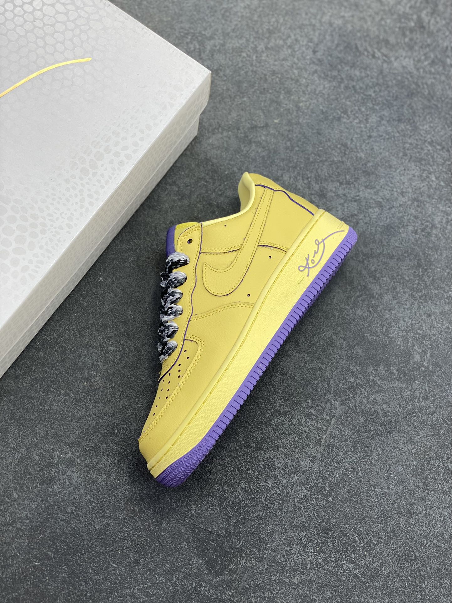 图片[7]-Nike Air Force 1 Low 科比 空军一号低帮运动休闲板鞋 原楦头原纸板 打造纯正空军版型 专注外贸渠道 全掌内置蜂窝气垫 原盒配件 原厂中底钢印、拉帮完美 货号：HV9408-700 尺码：36 36.5 37.5 38 38.5 39 40 40.5 41 42 42.5 43 44 44.5 45-选品中心